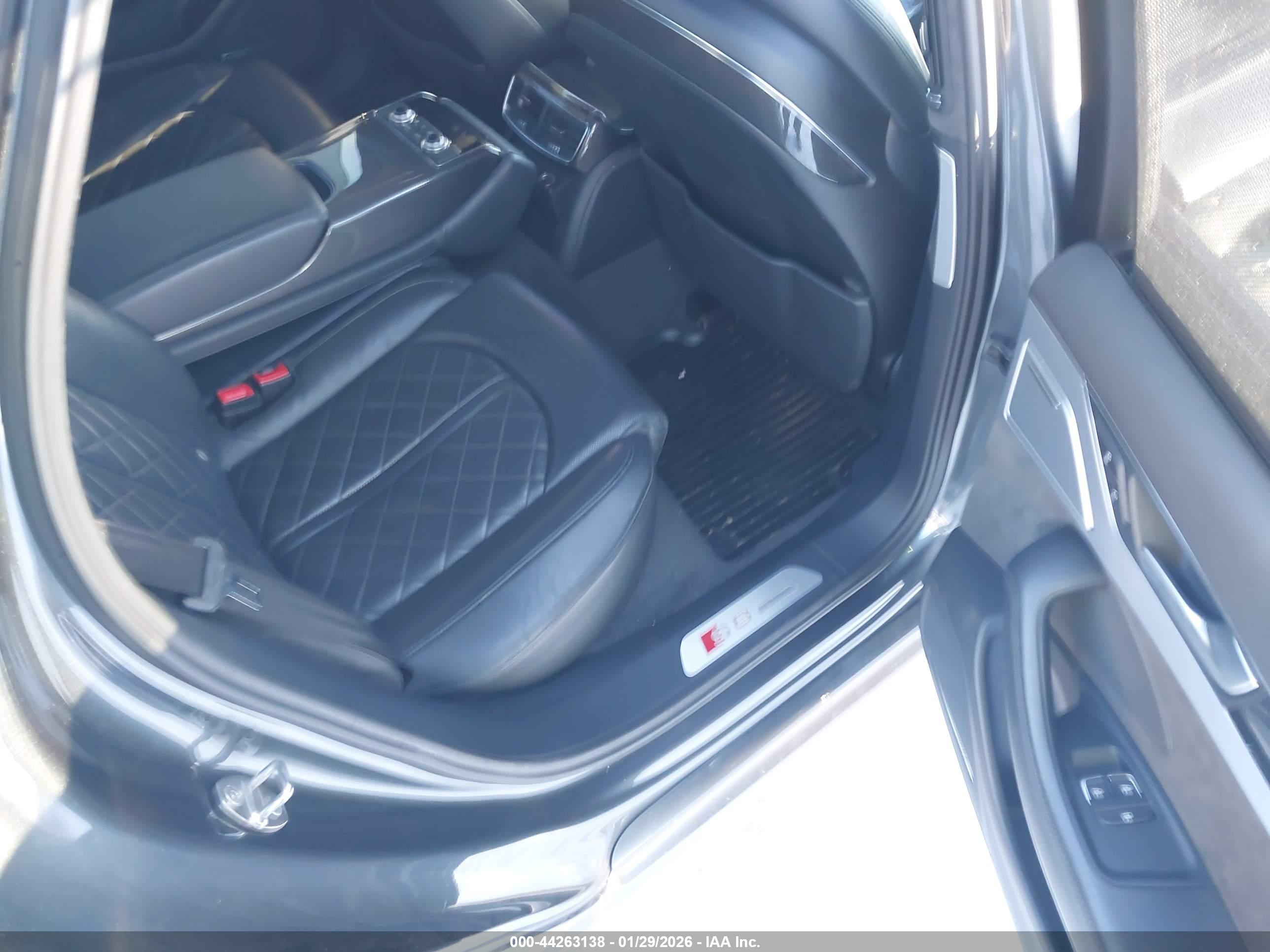 AUDI S8 image 8