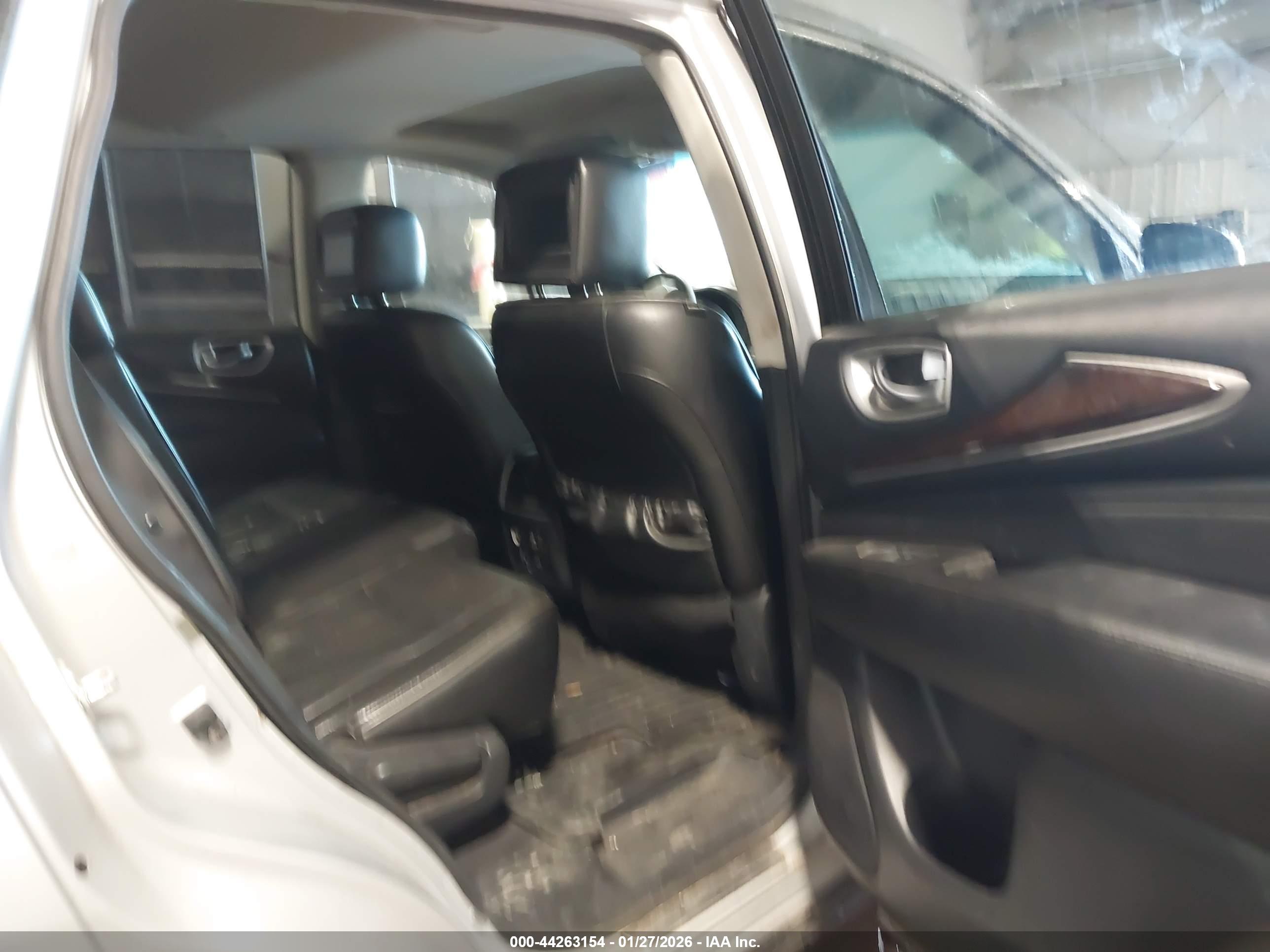 INFINITI JX35 image 8