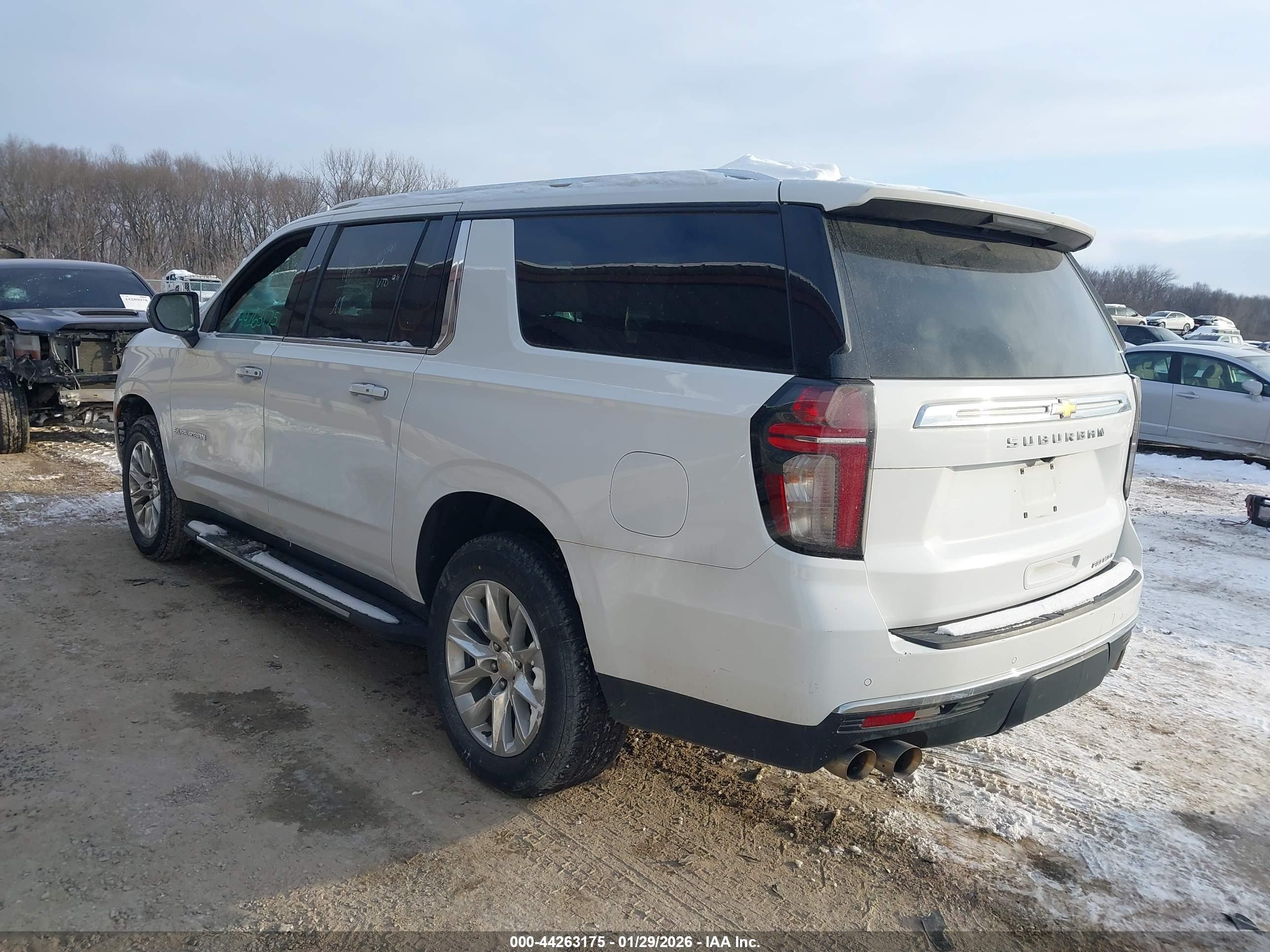 CHEVROLET SUBURBAN image 3