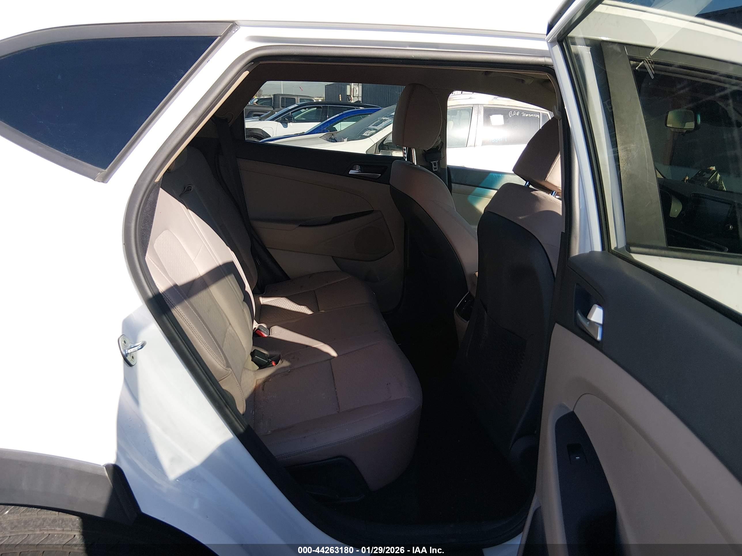 HYUNDAI TUCSON image 8