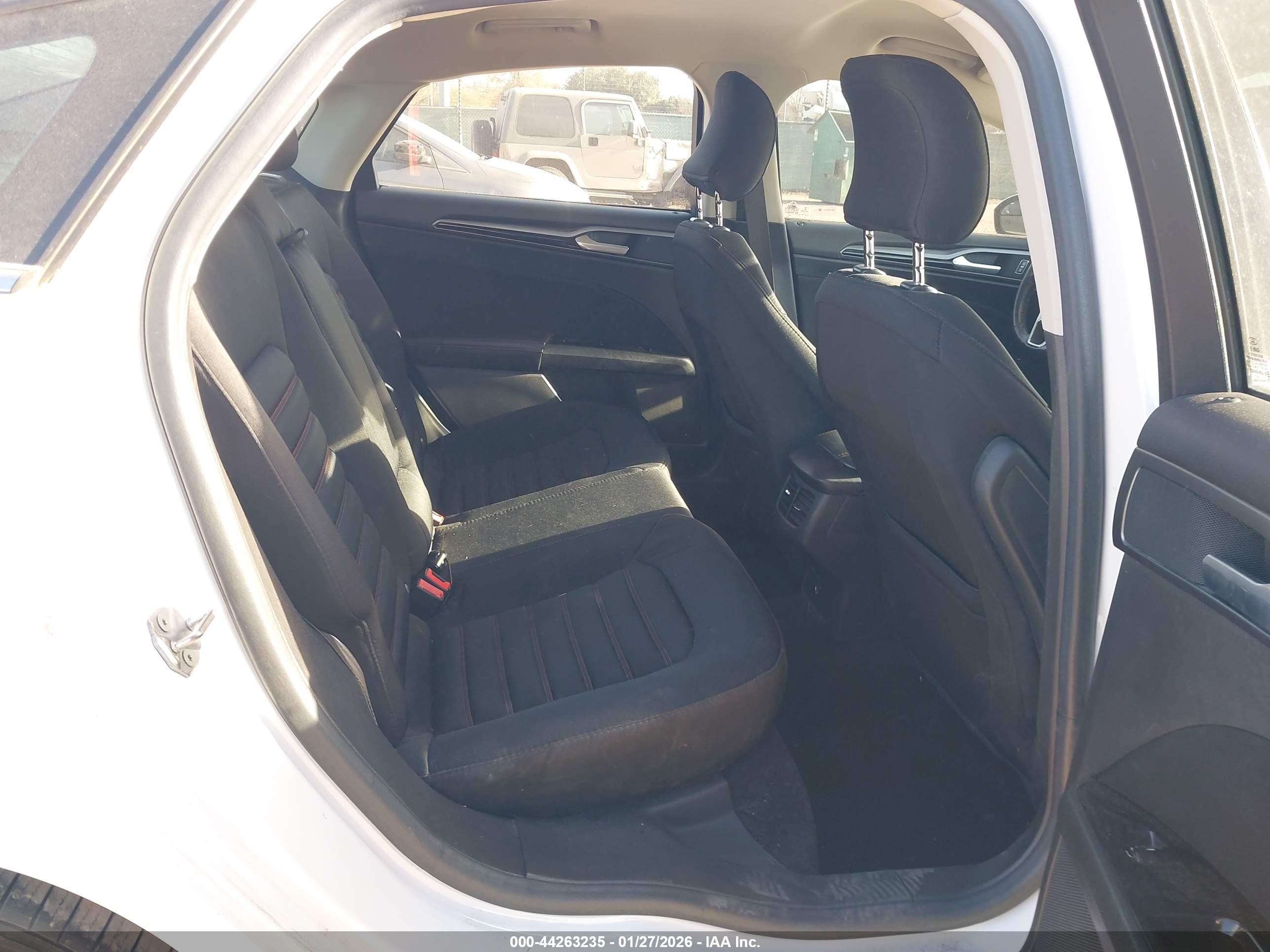 FORD FUSION image 8