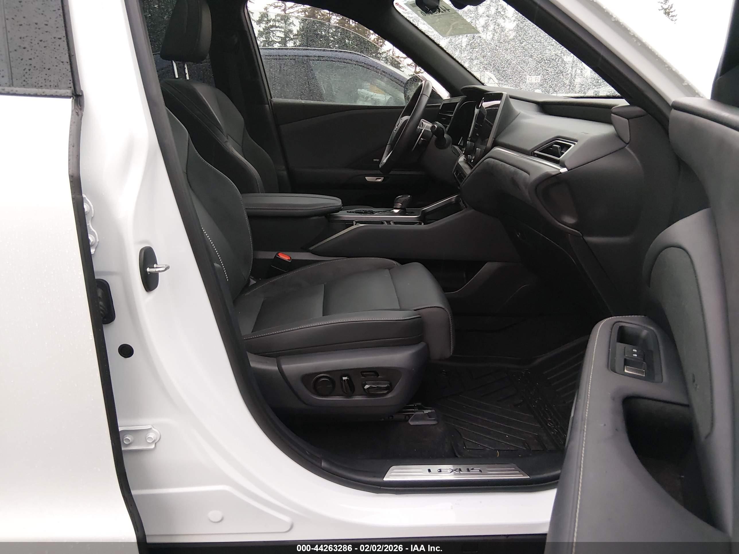 LEXUS TX image 5