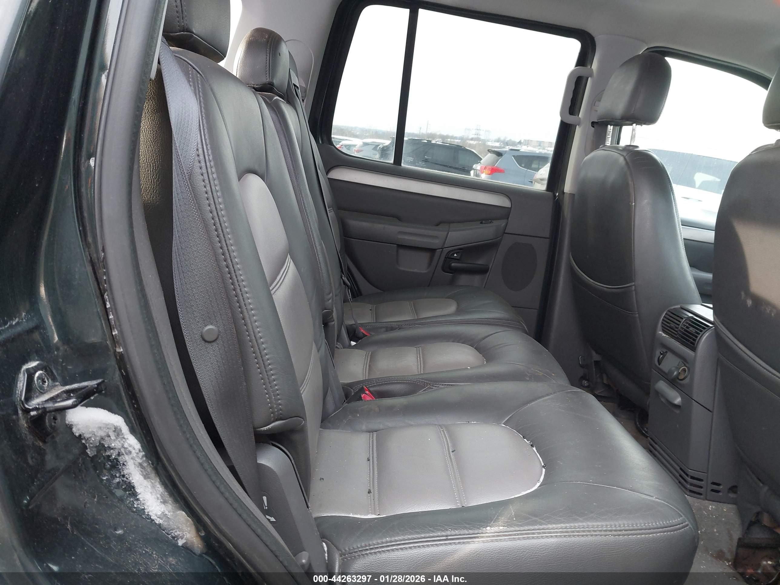 FORD EXPLORER image 8