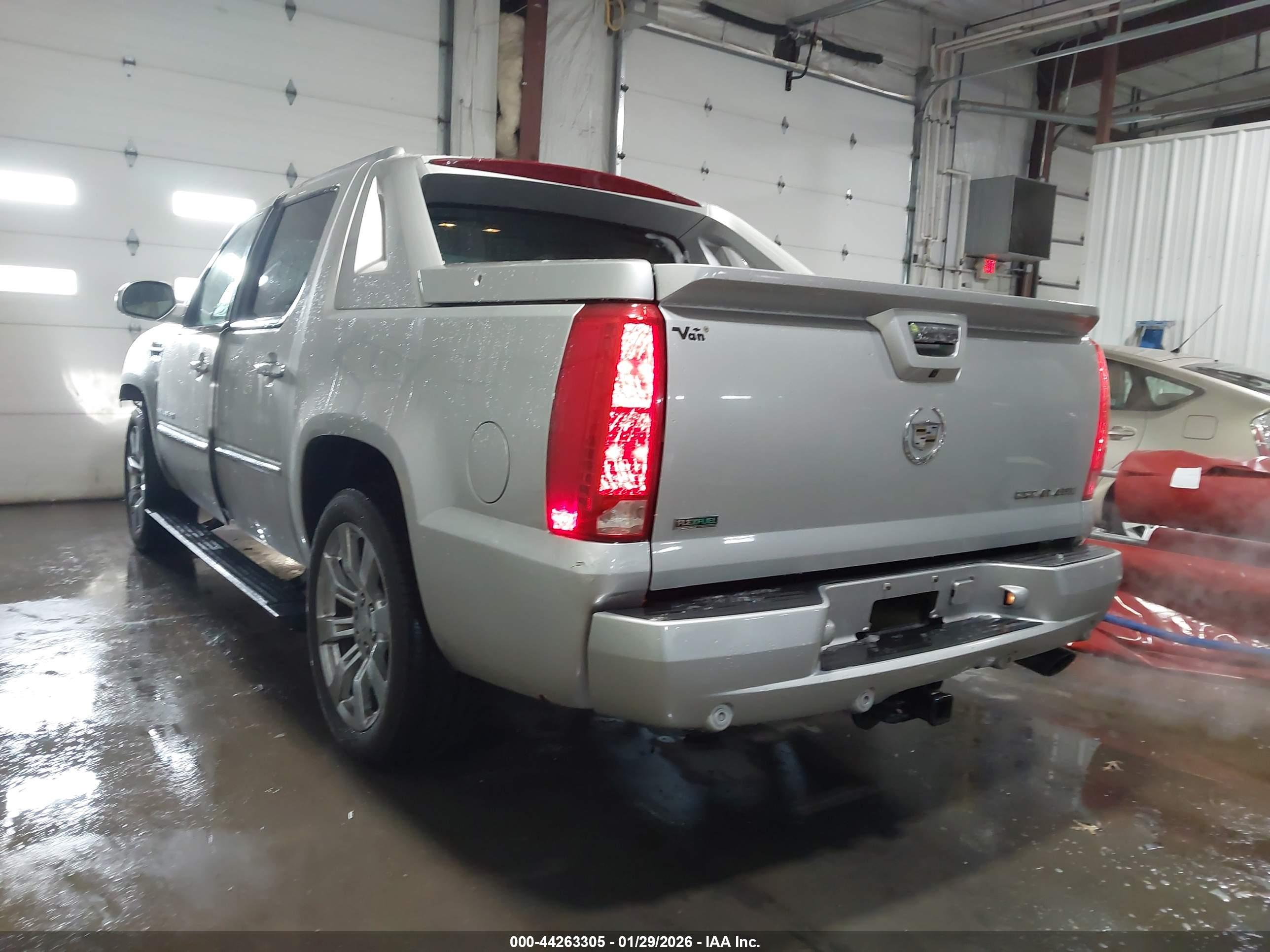 CADILLAC ESCALADE image 3