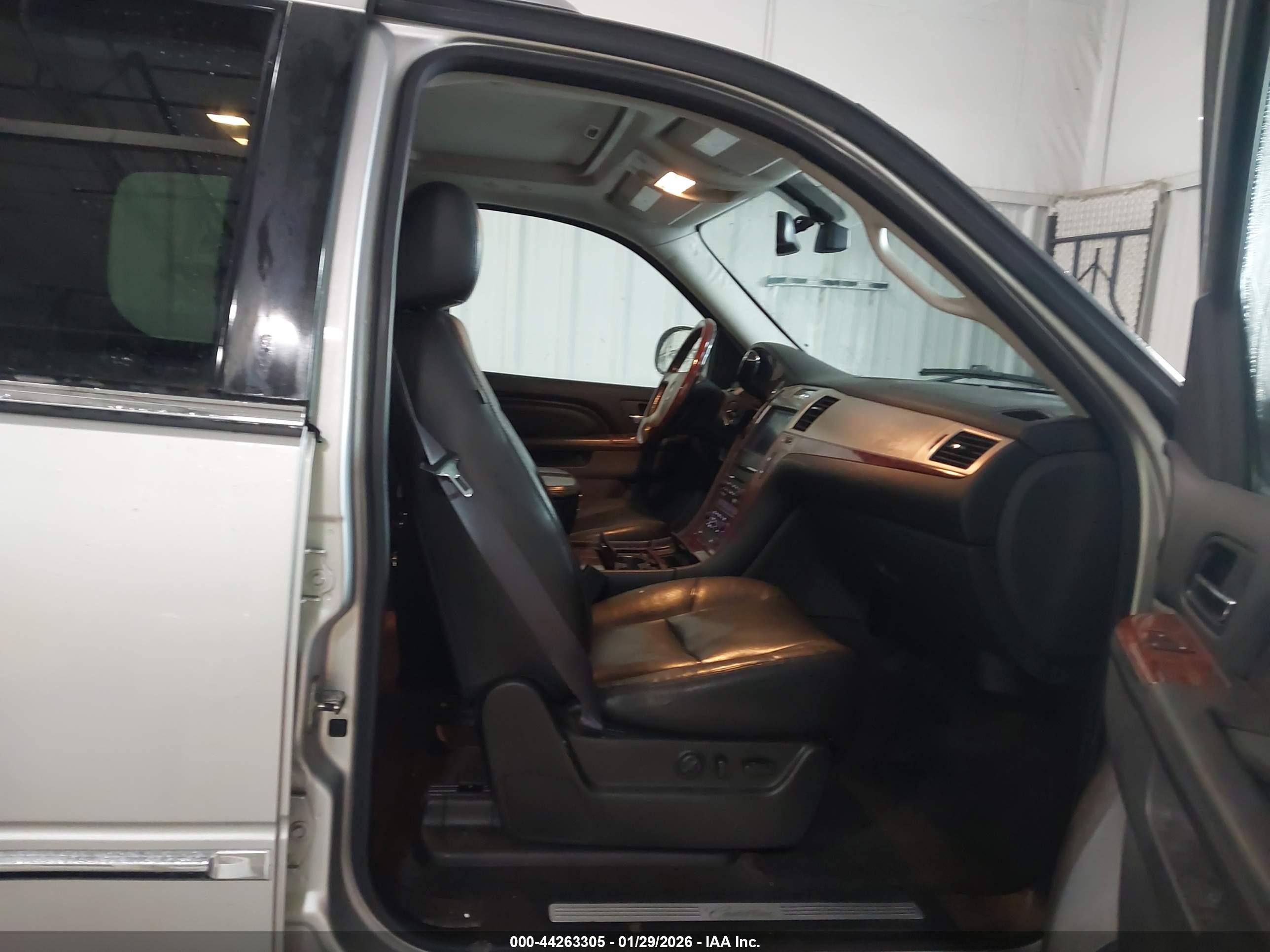 CADILLAC ESCALADE image 5
