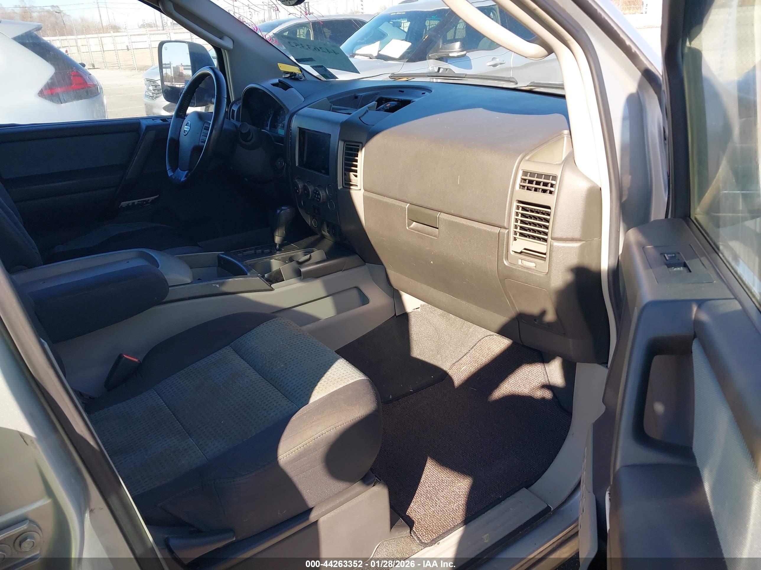 NISSAN TITAN image 5