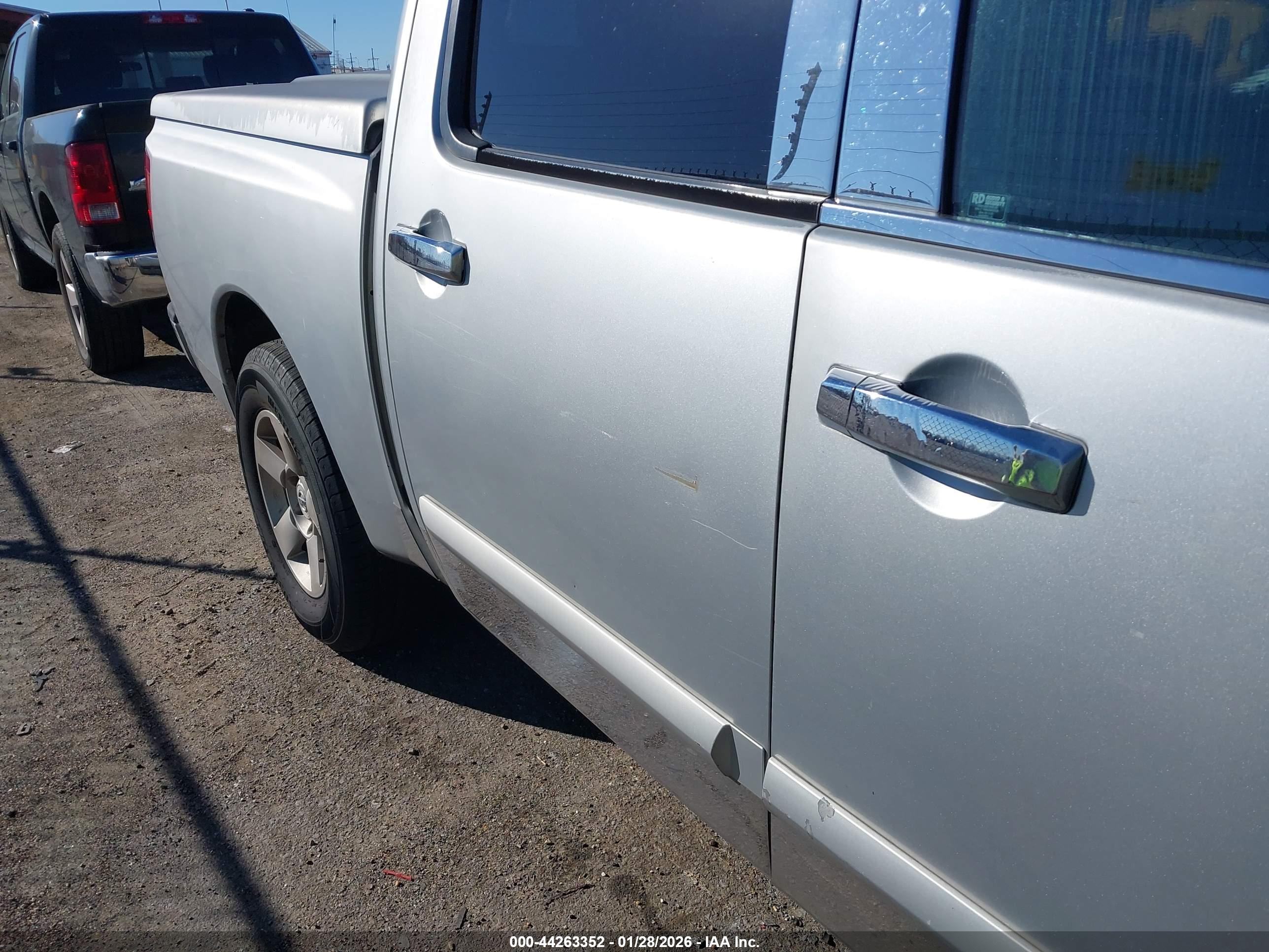 NISSAN TITAN image 6