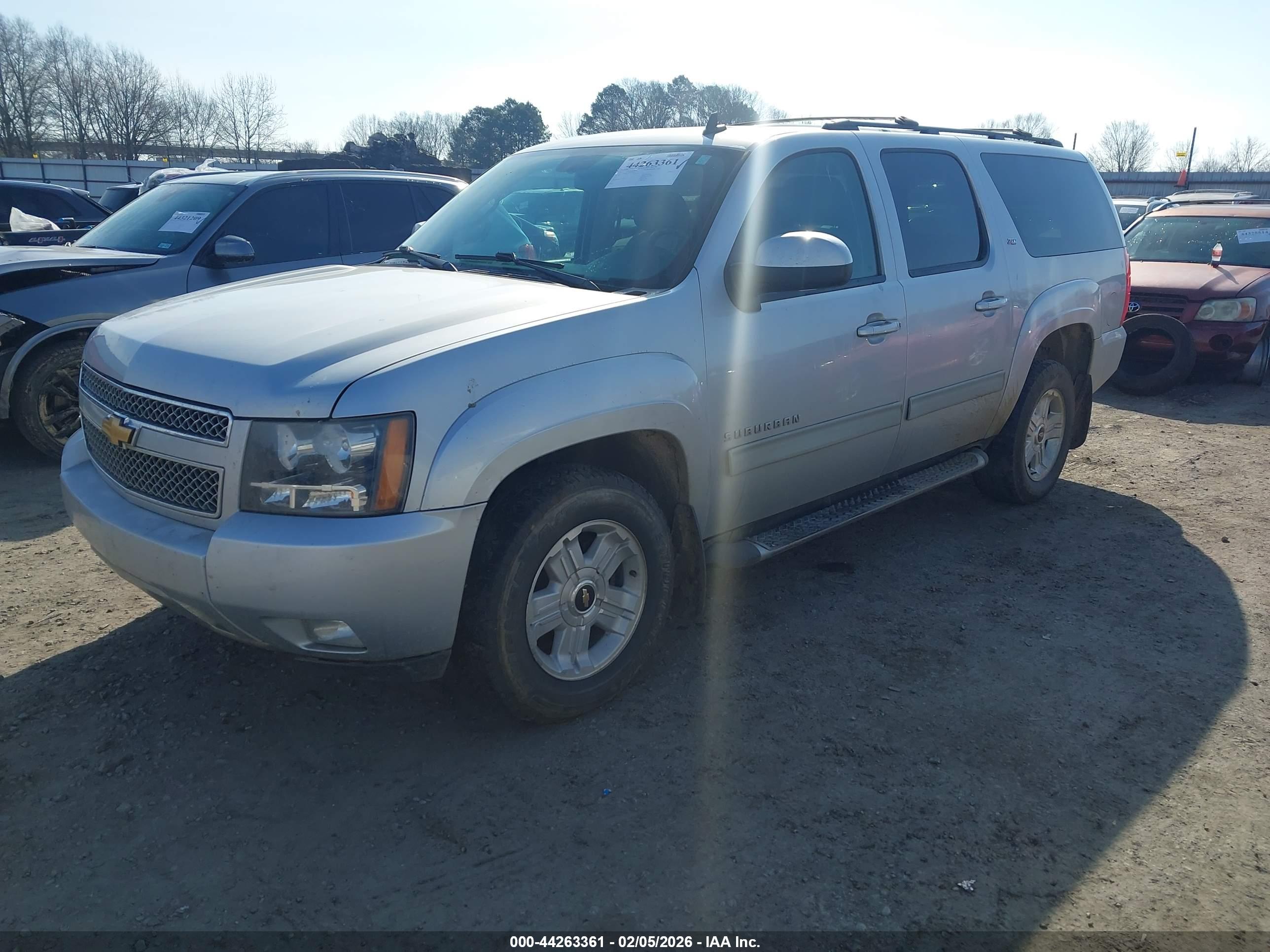 CHEVROLET SUBURBAN image 2