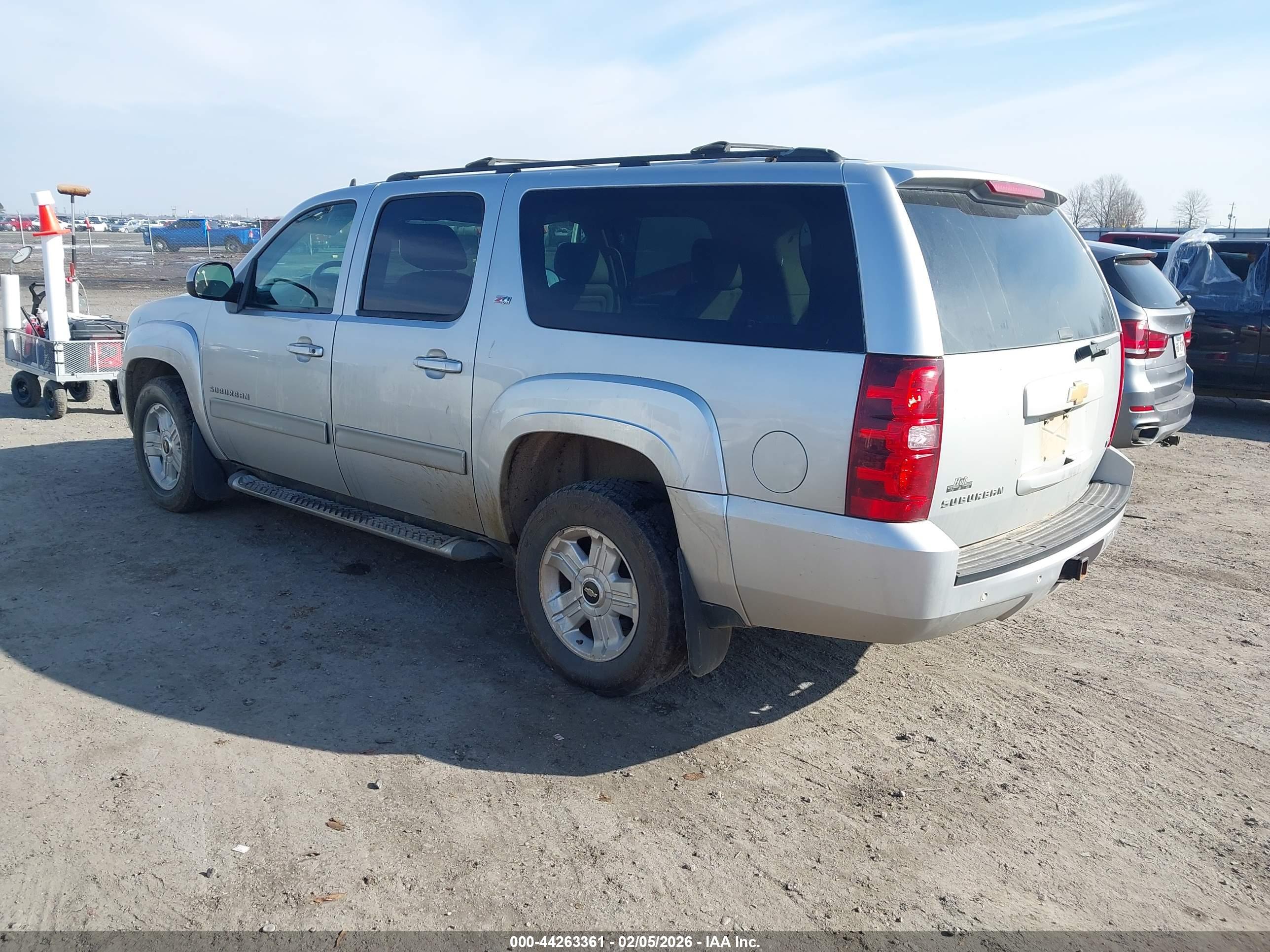 CHEVROLET SUBURBAN image 3