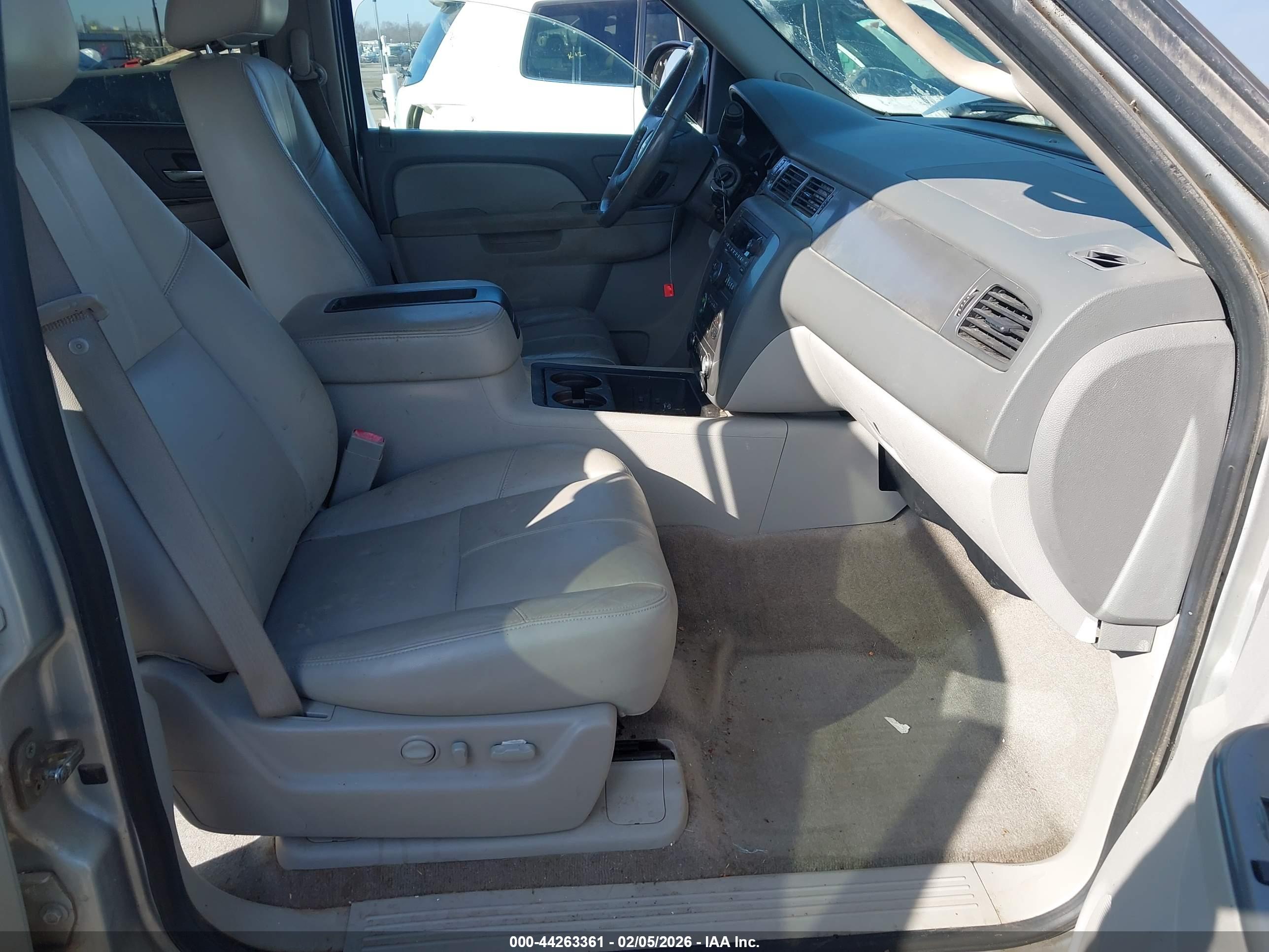 CHEVROLET SUBURBAN image 5