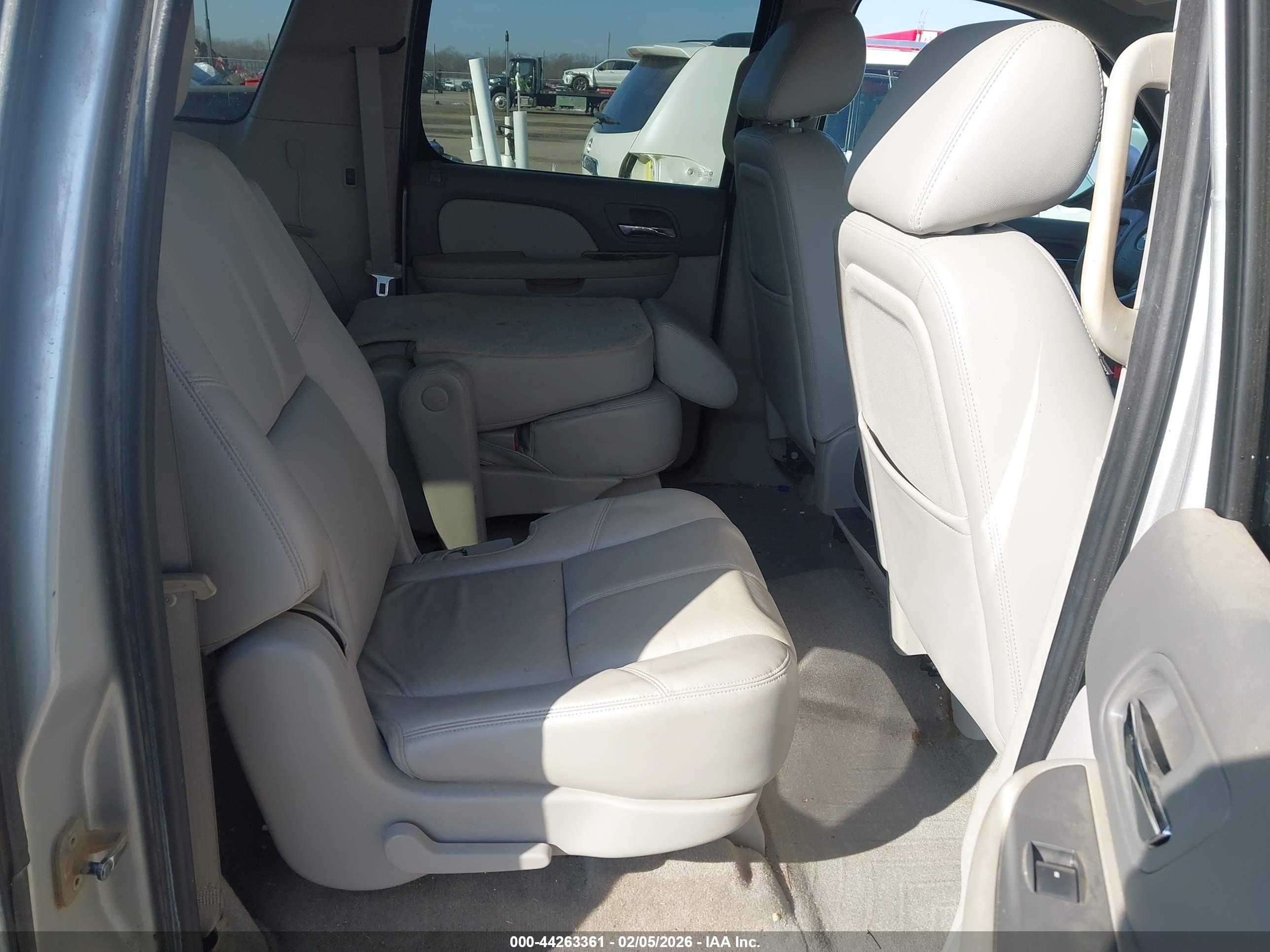 CHEVROLET SUBURBAN image 8