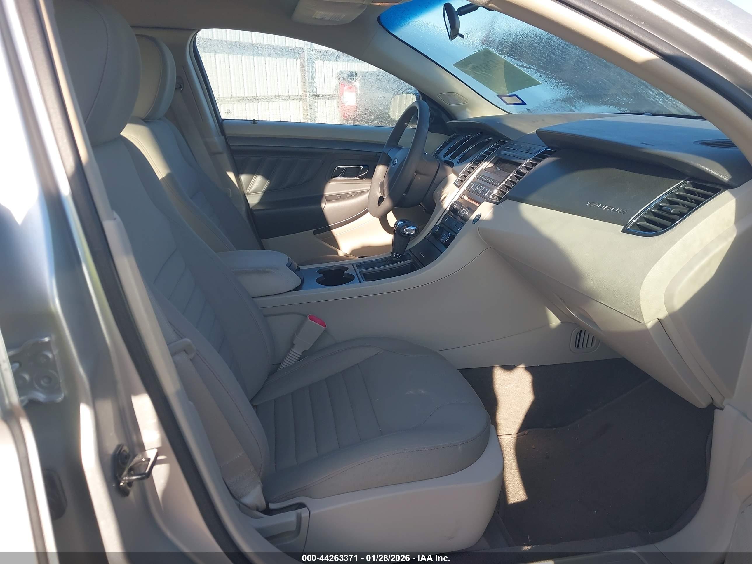 FORD TAURUS image 5