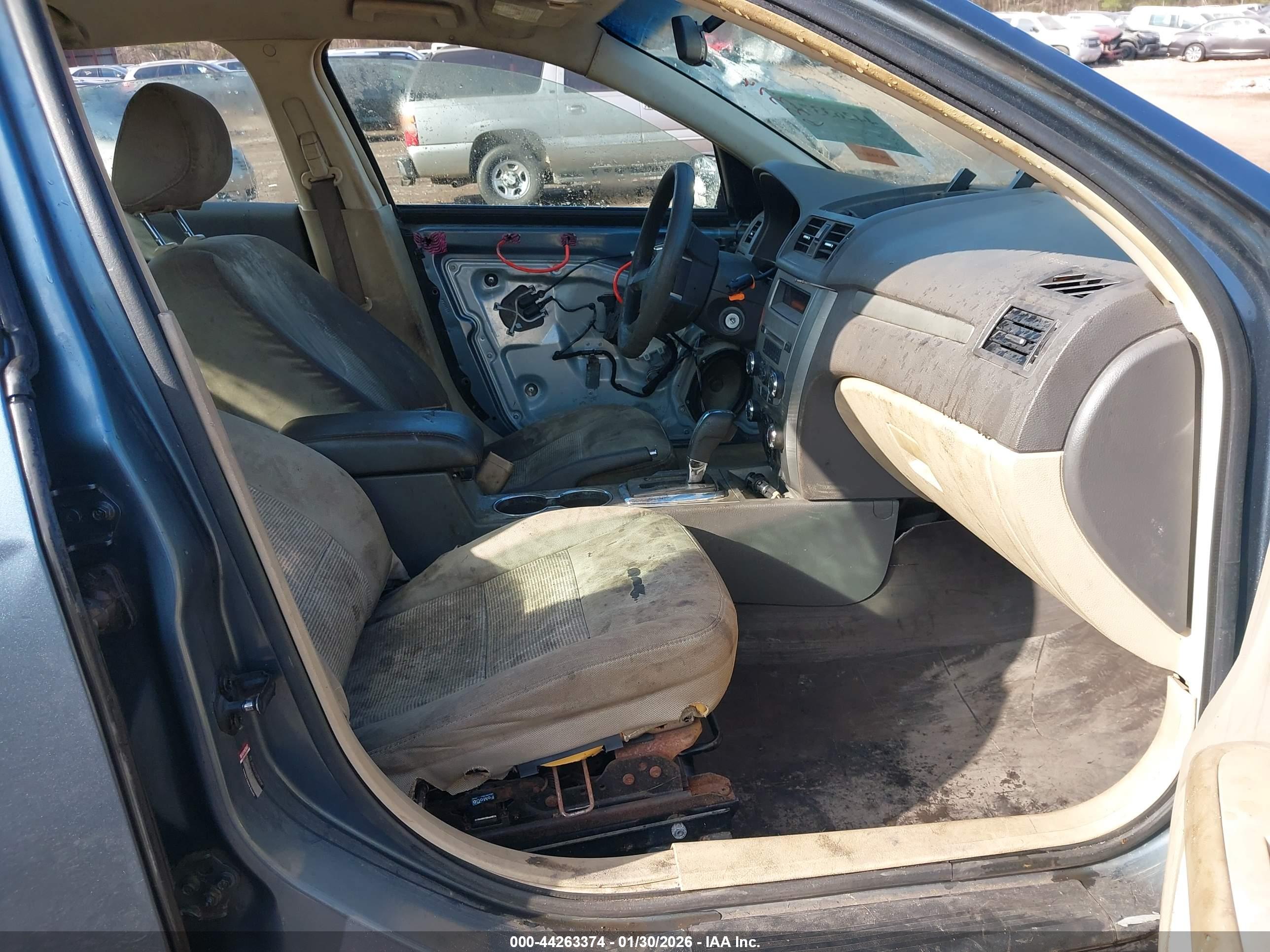 FORD FUSION image 5