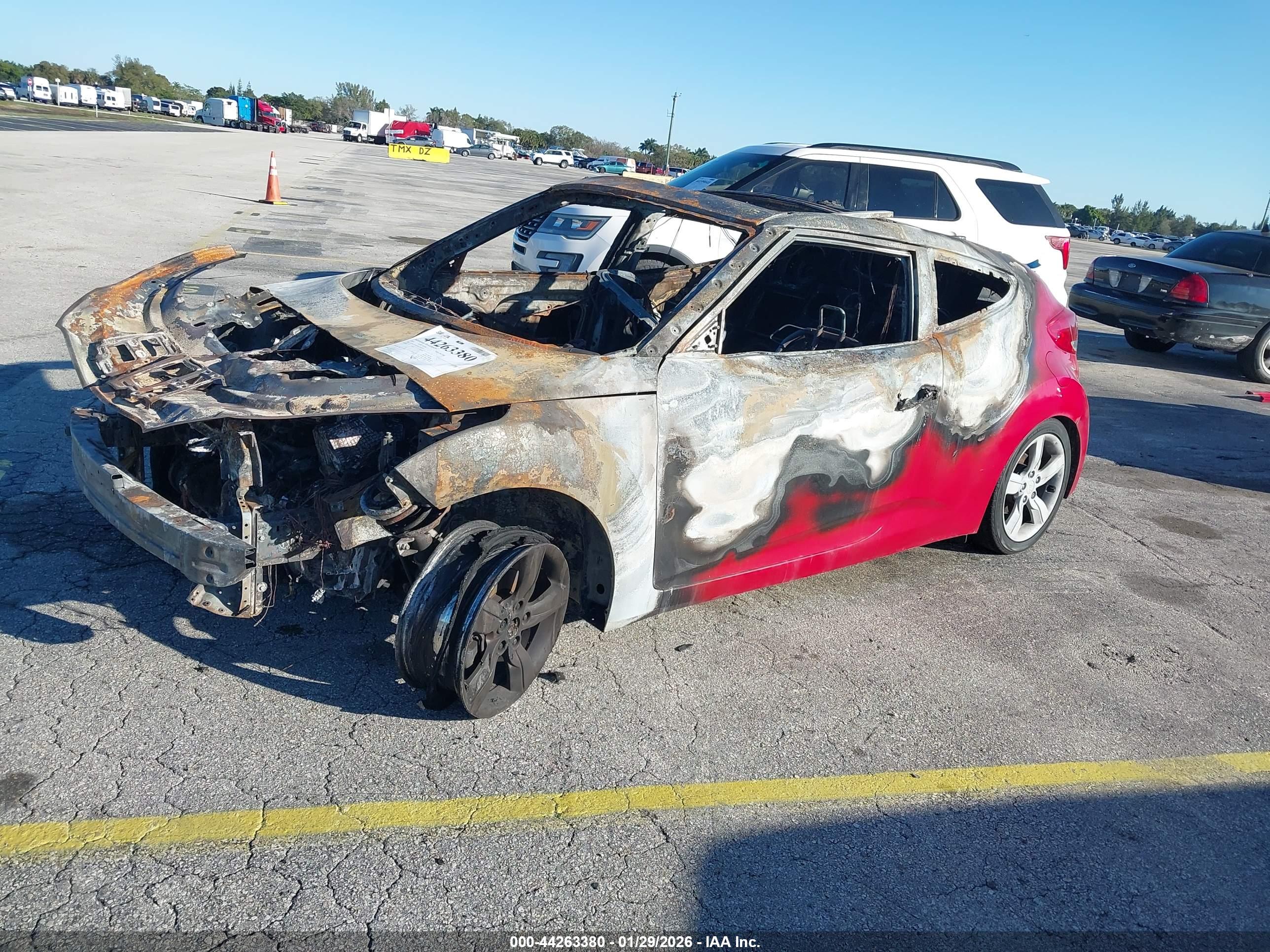 HYUNDAI VELOSTER image 2
