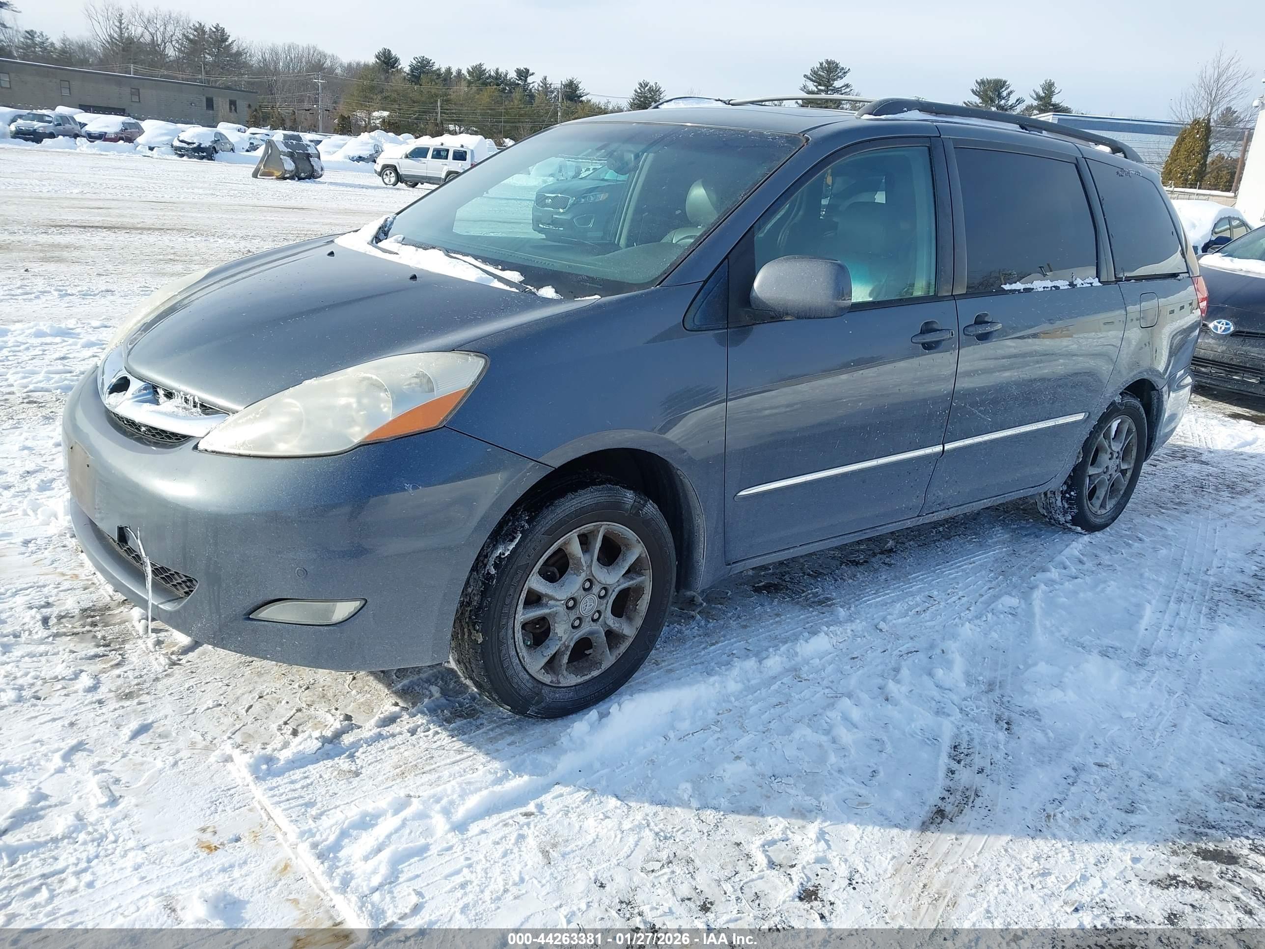TOYOTA SIENNA image 2