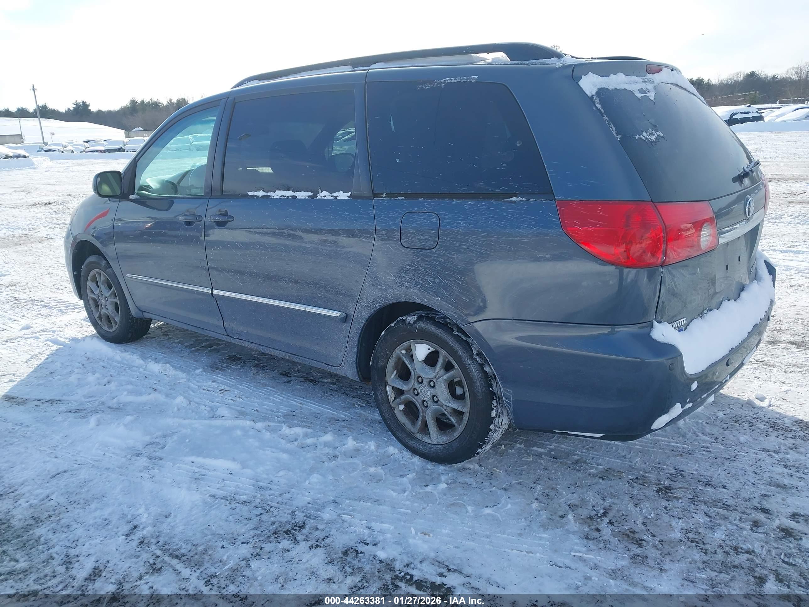 TOYOTA SIENNA image 3