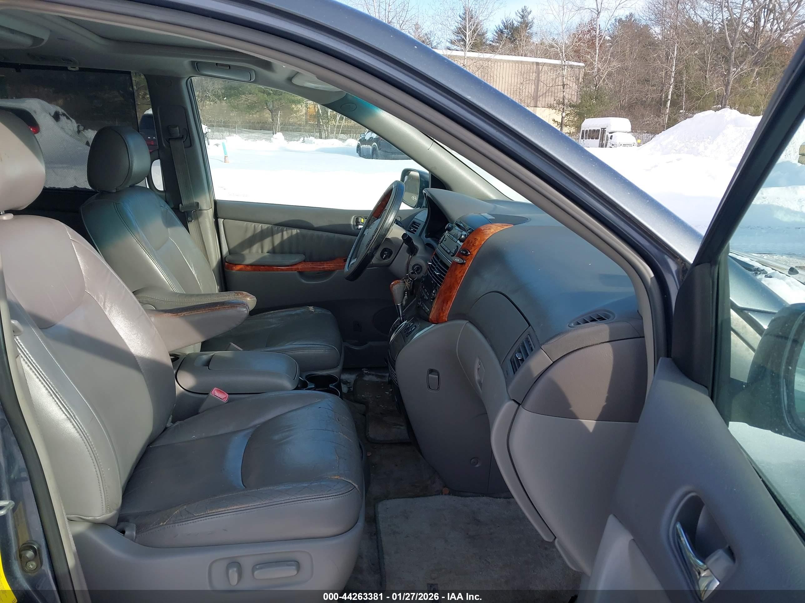 TOYOTA SIENNA image 5