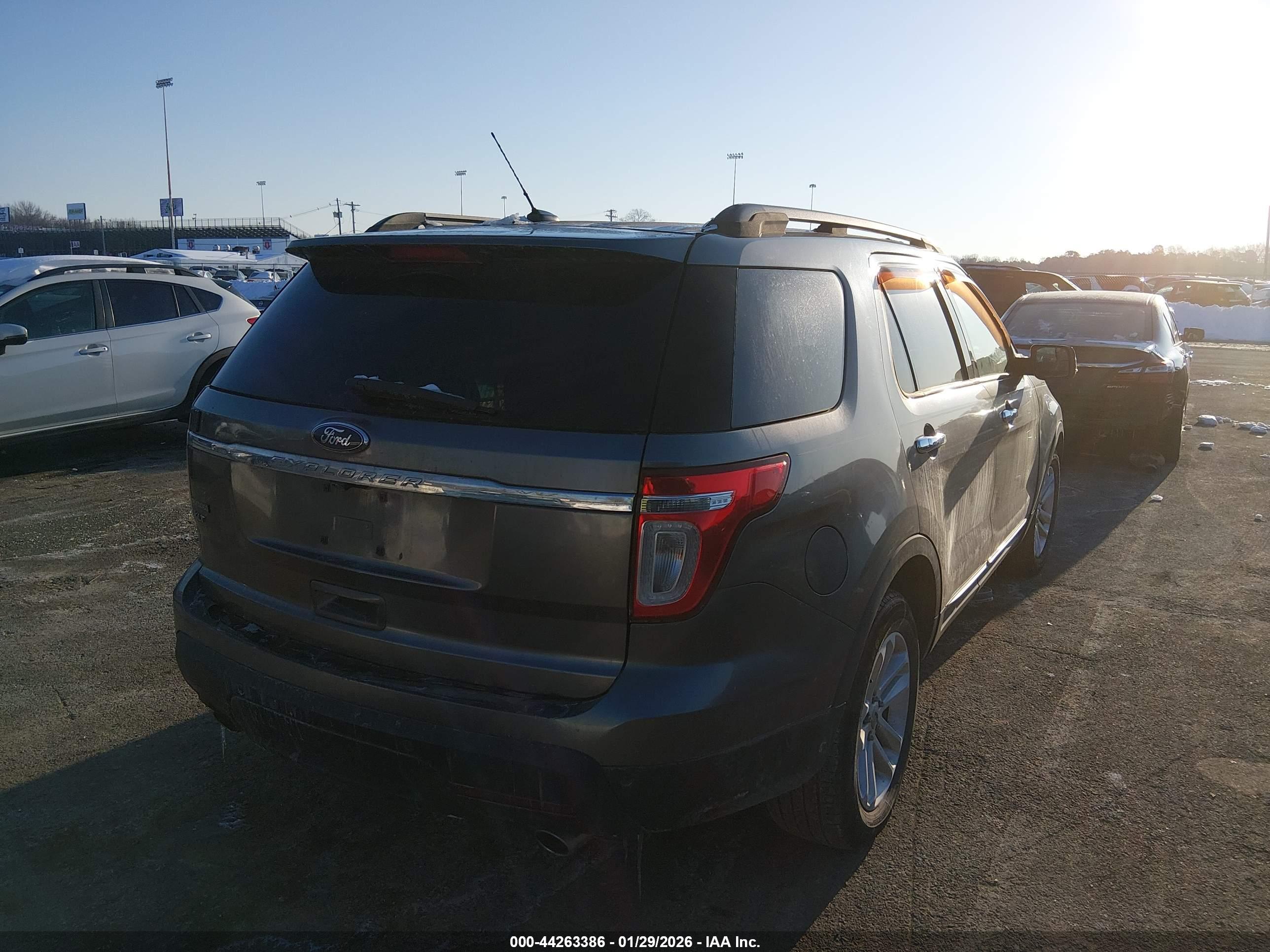 FORD EXPLORER image 4