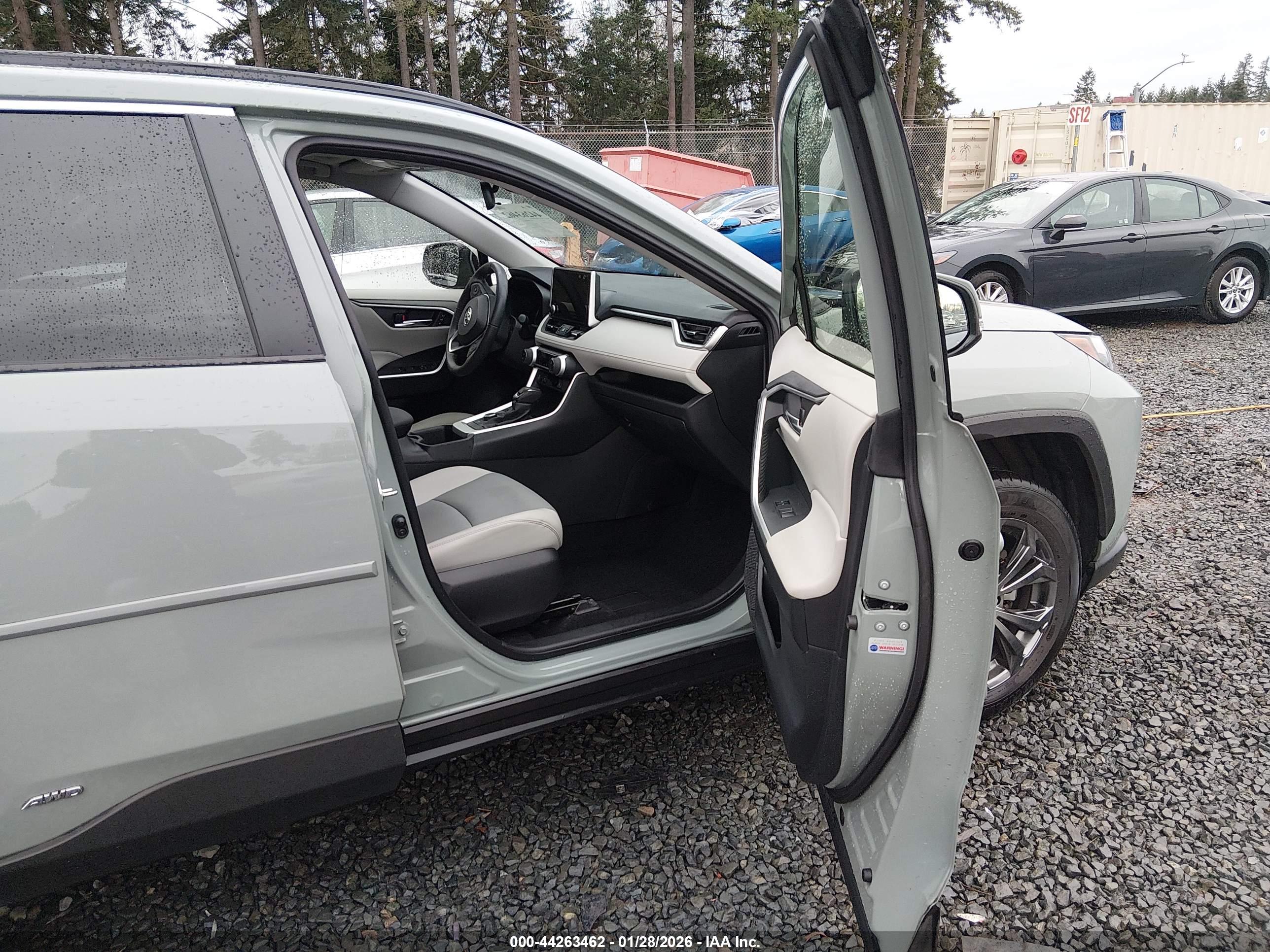 TOYOTA RAV4 image 5