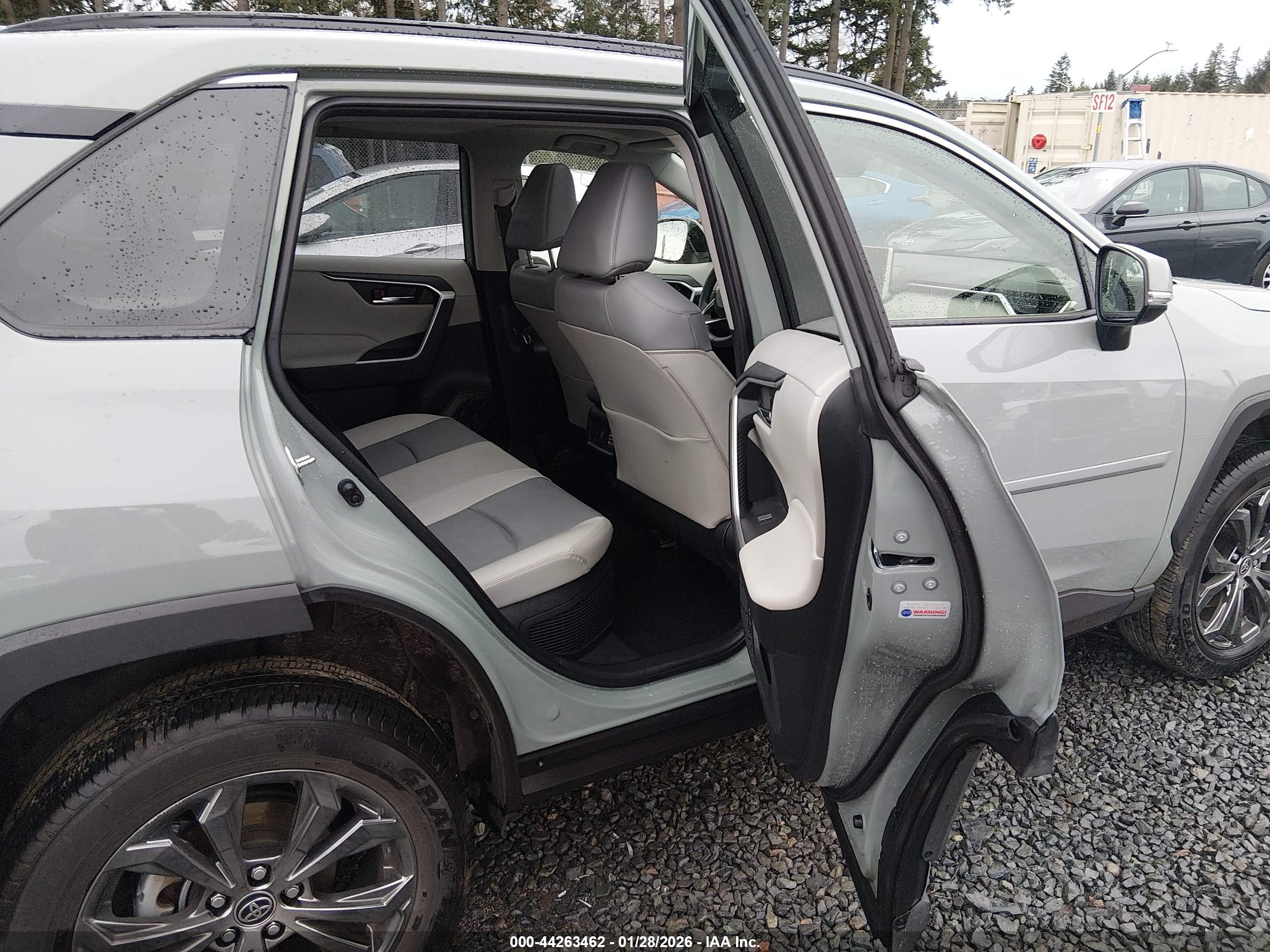 TOYOTA RAV4 image 8