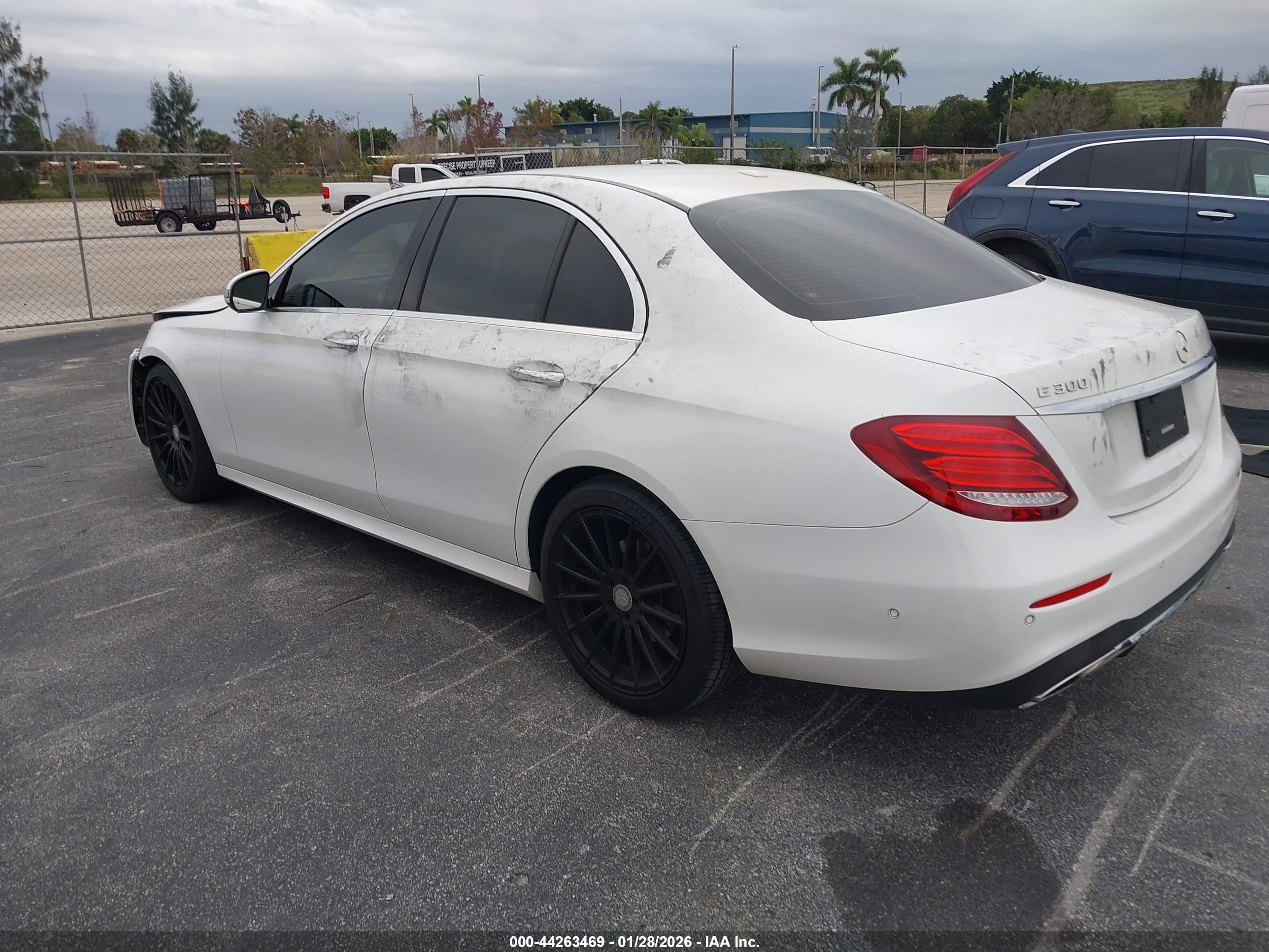 MERCEDES-BENZ E image 3