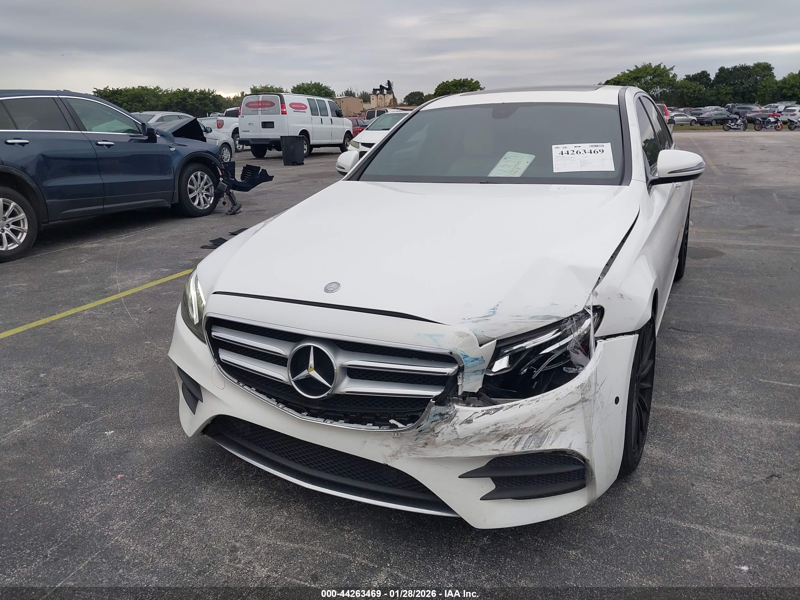 MERCEDES-BENZ E image 6