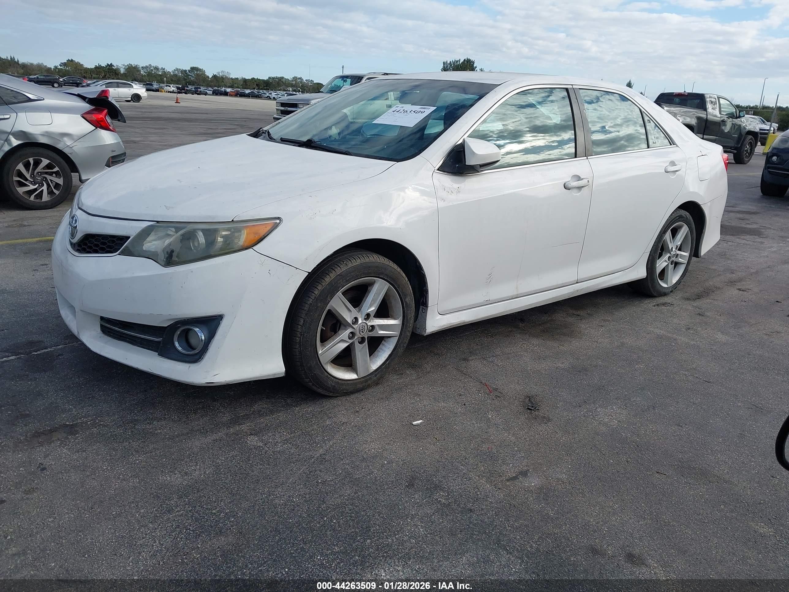 TOYOTA CAMRY image 2