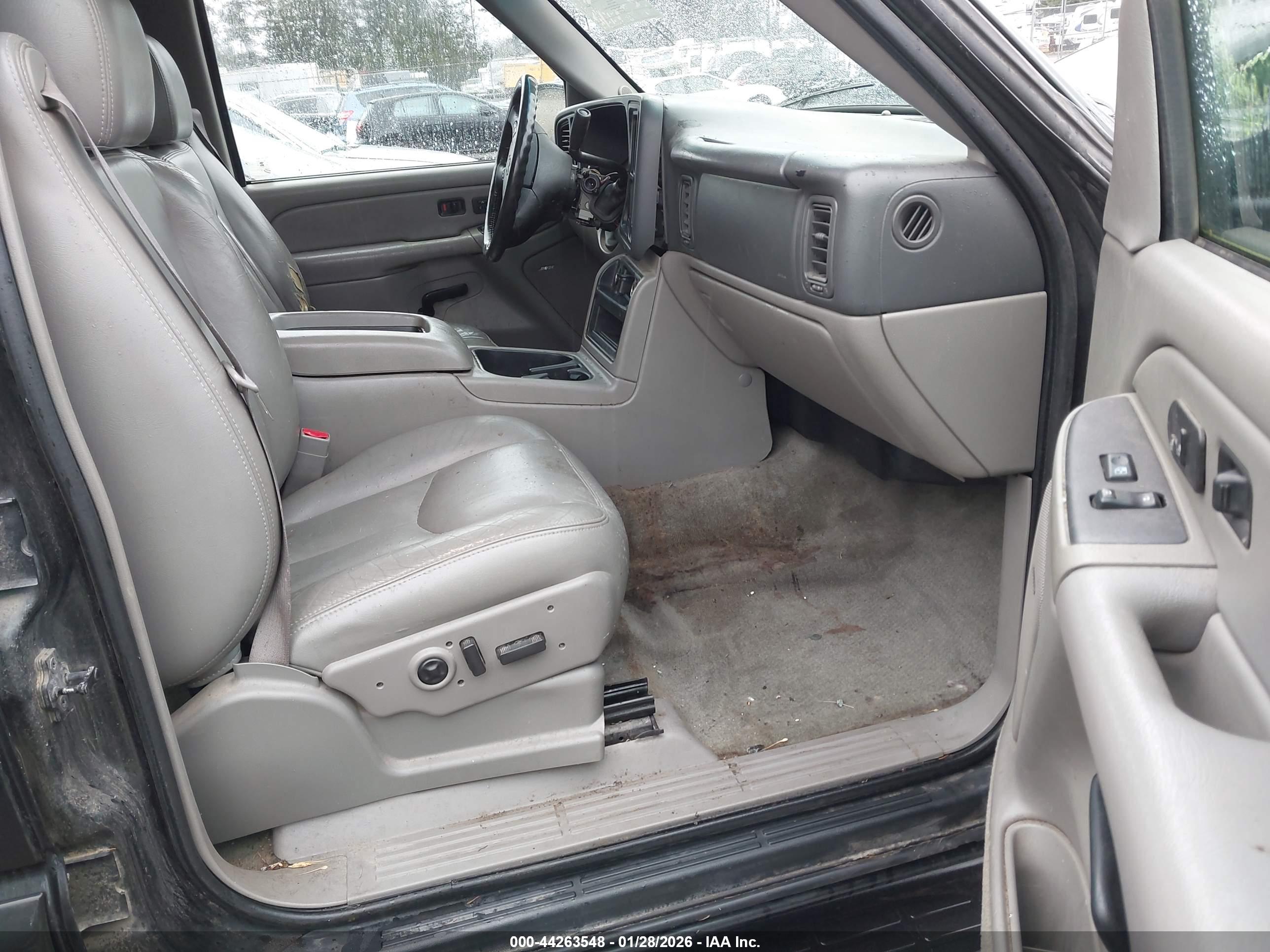 CHEVROLET SUBURBAN image 5