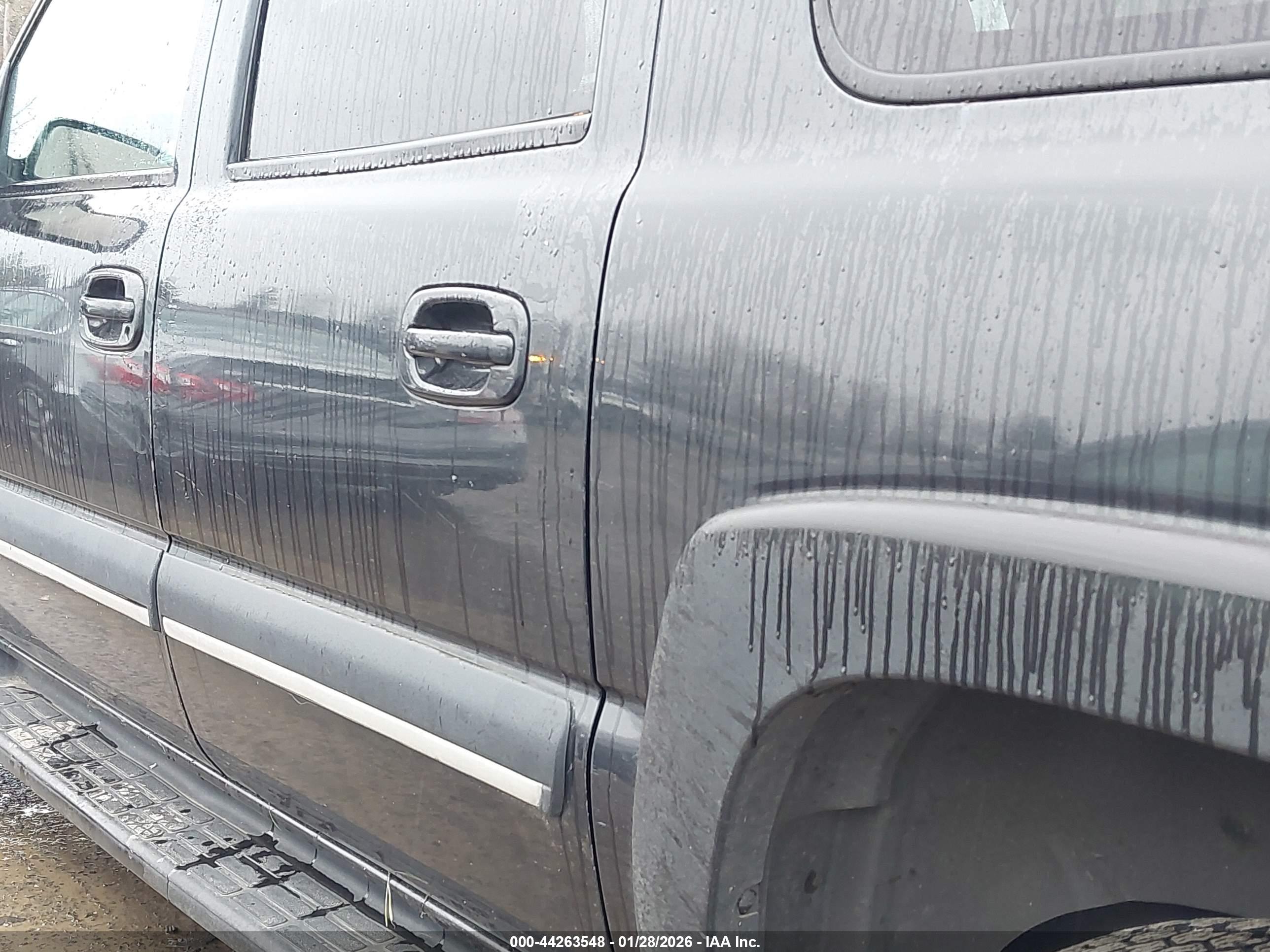 CHEVROLET SUBURBAN image 6