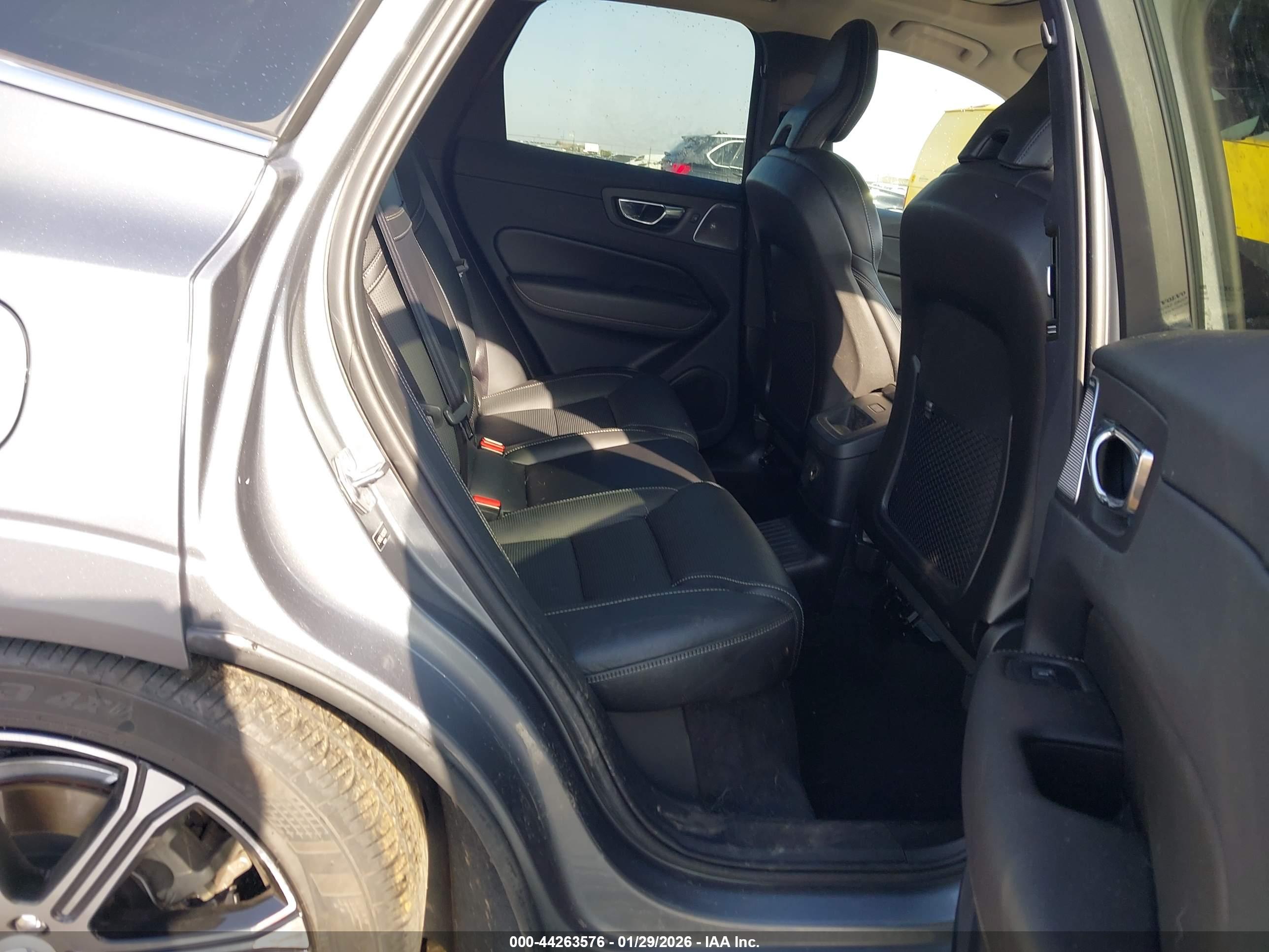VOLVO XC60 image 8