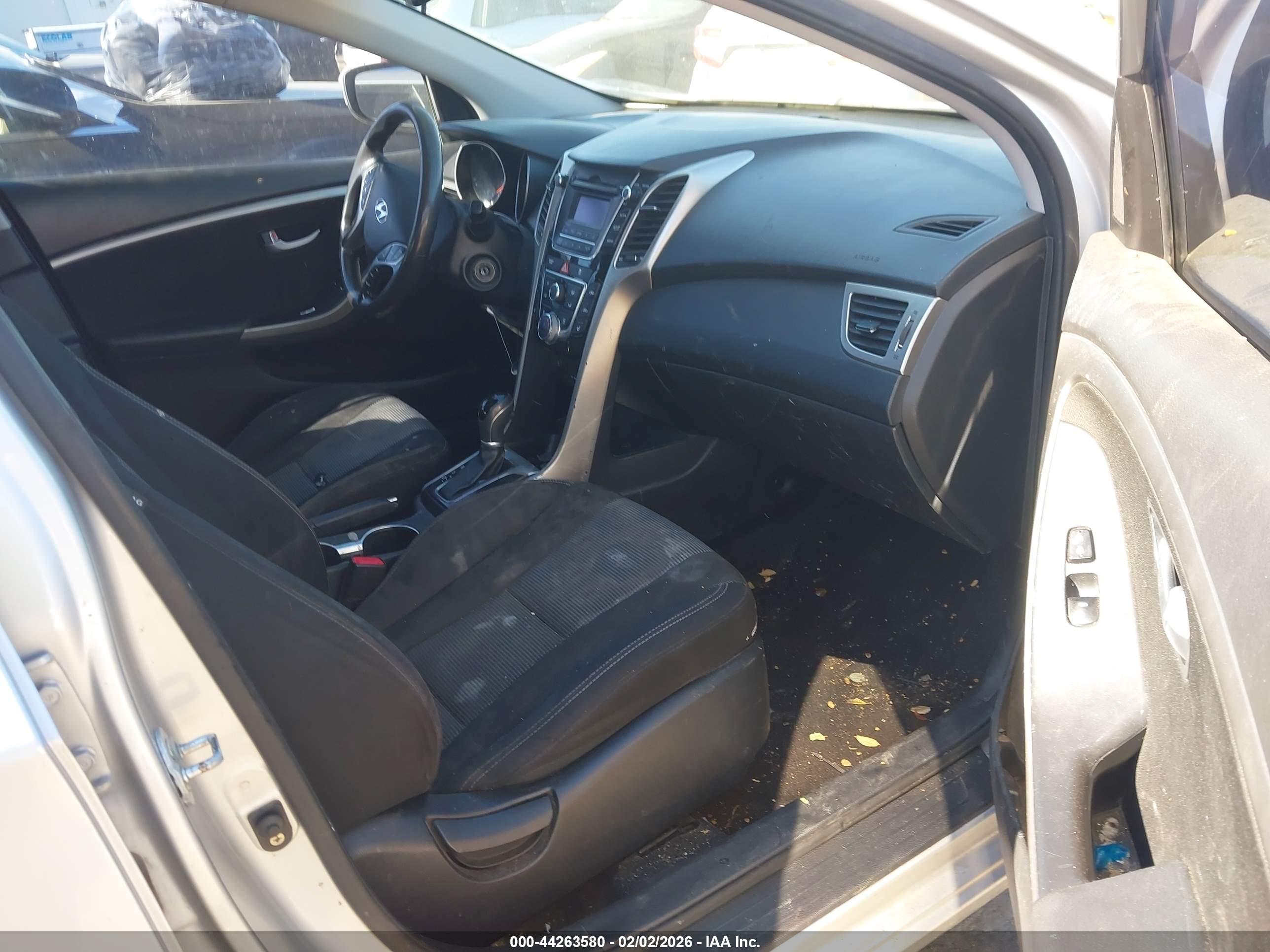 HYUNDAI ELANTRA image 5