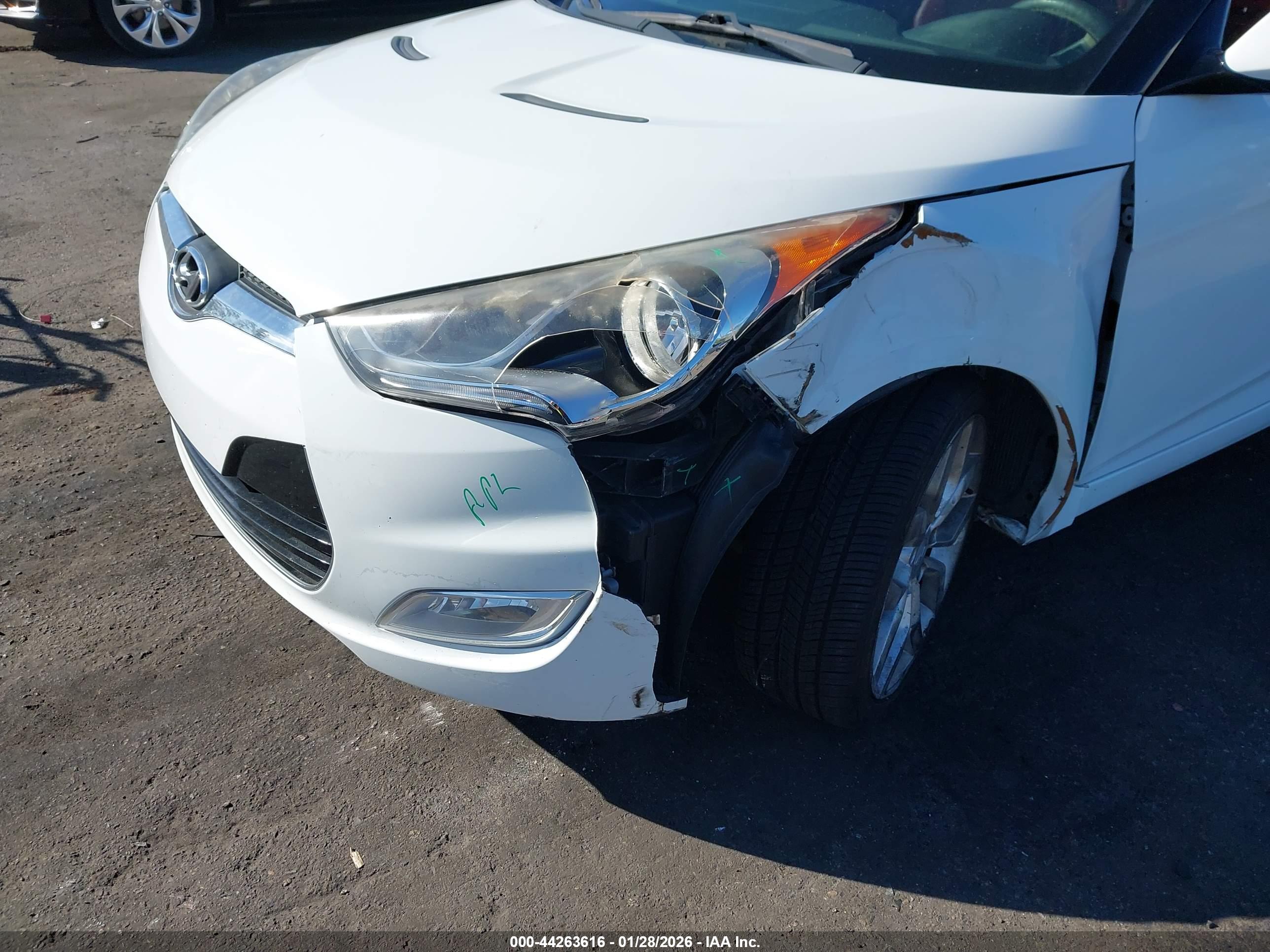 HYUNDAI VELOSTER image 6