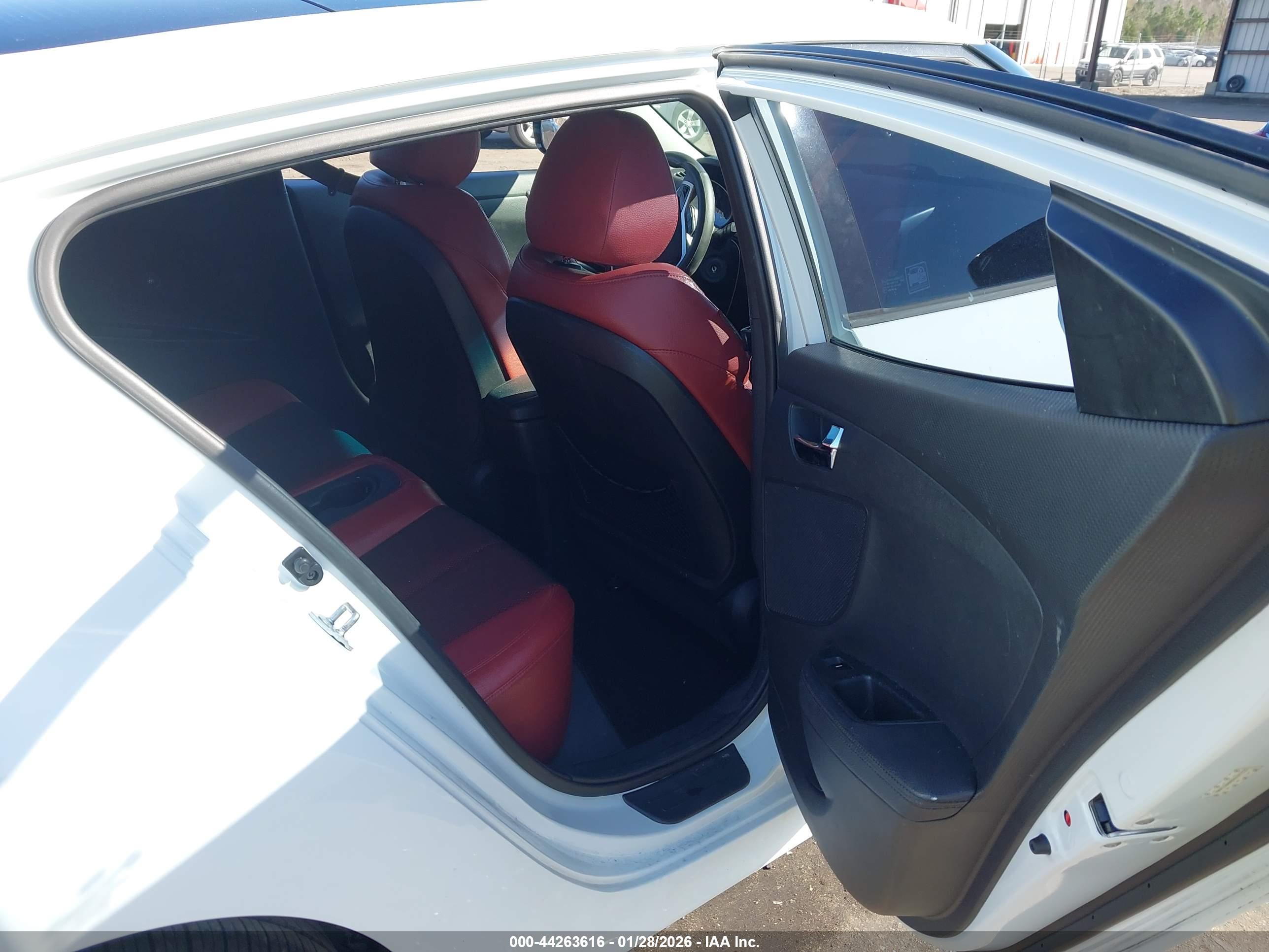 HYUNDAI VELOSTER image 8