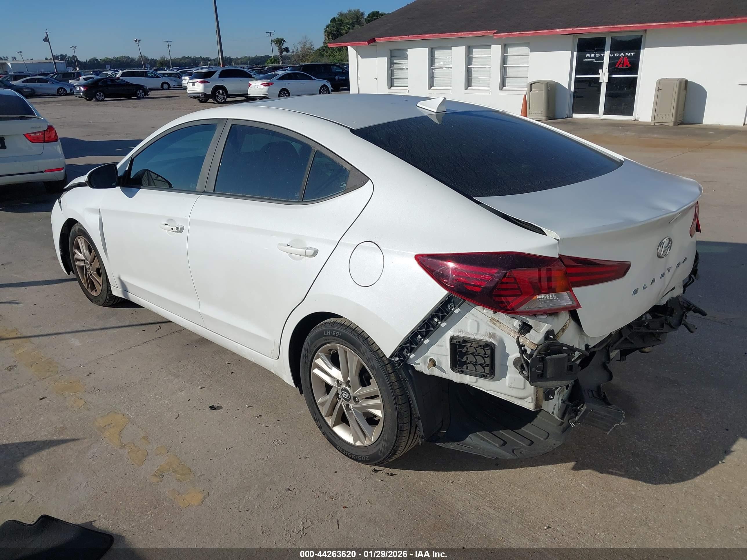HYUNDAI ELANTRA image 3
