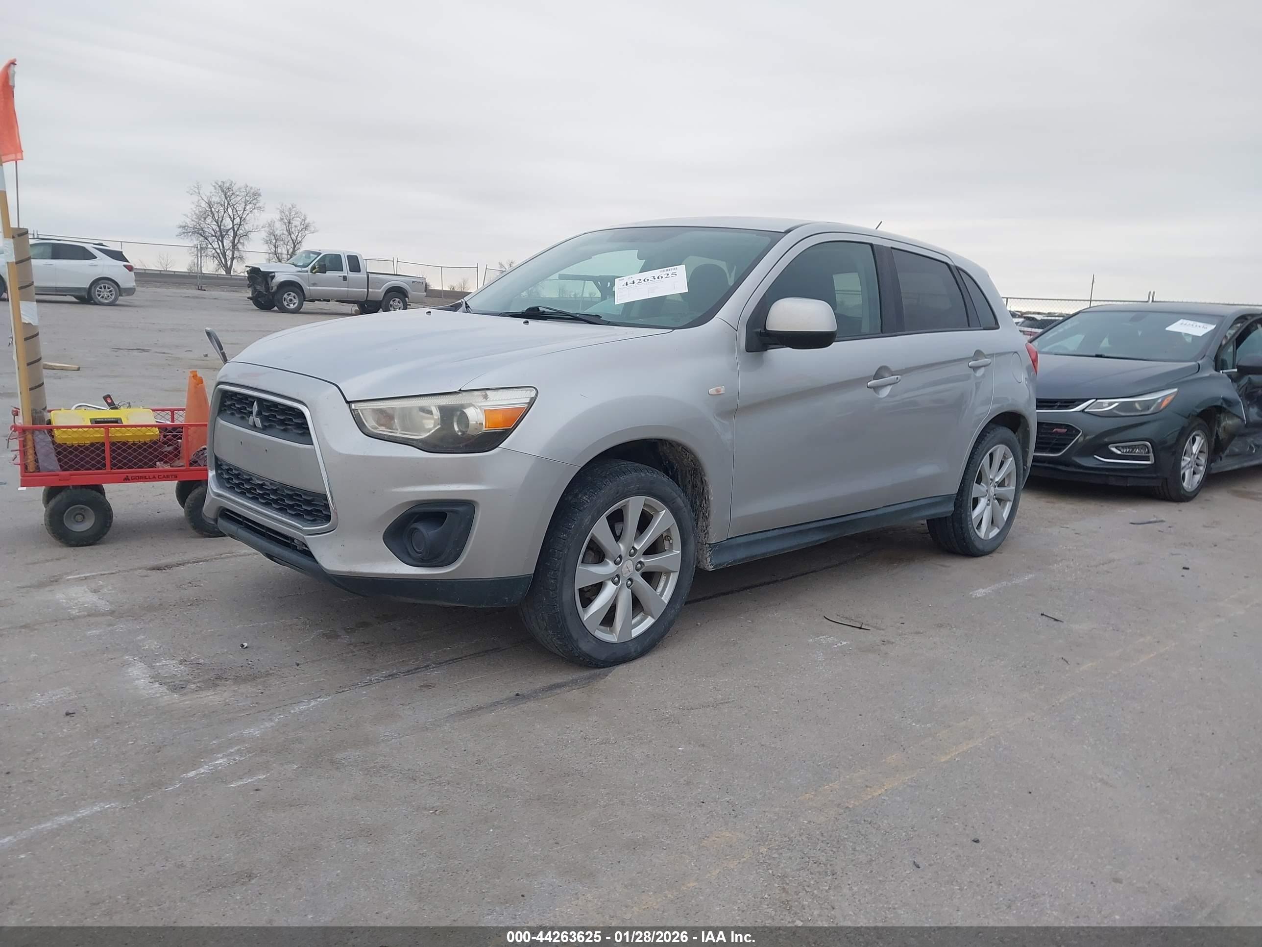 MITSUBISHI OUTLANDER image 2
