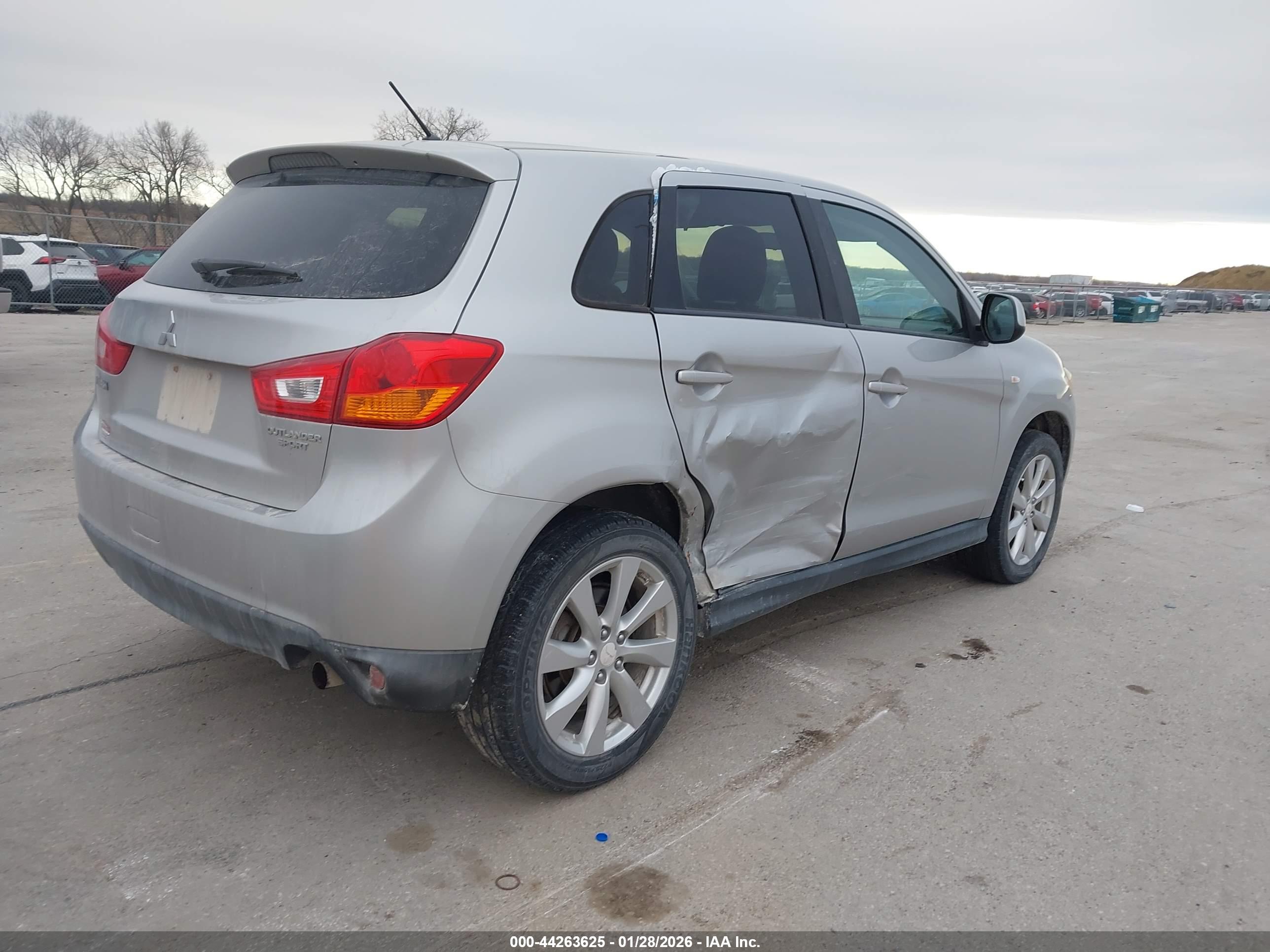 MITSUBISHI OUTLANDER image 6