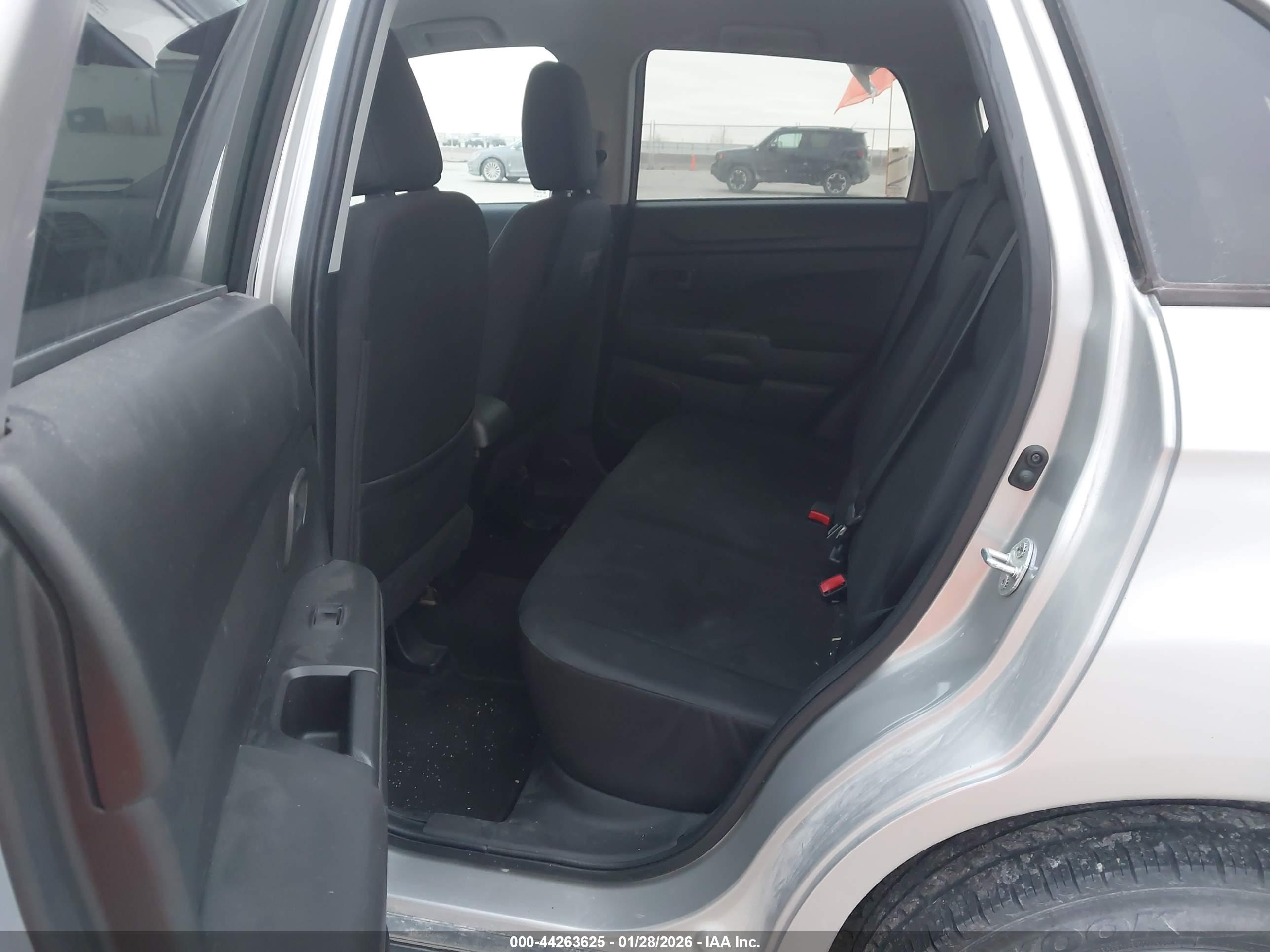 MITSUBISHI OUTLANDER image 8