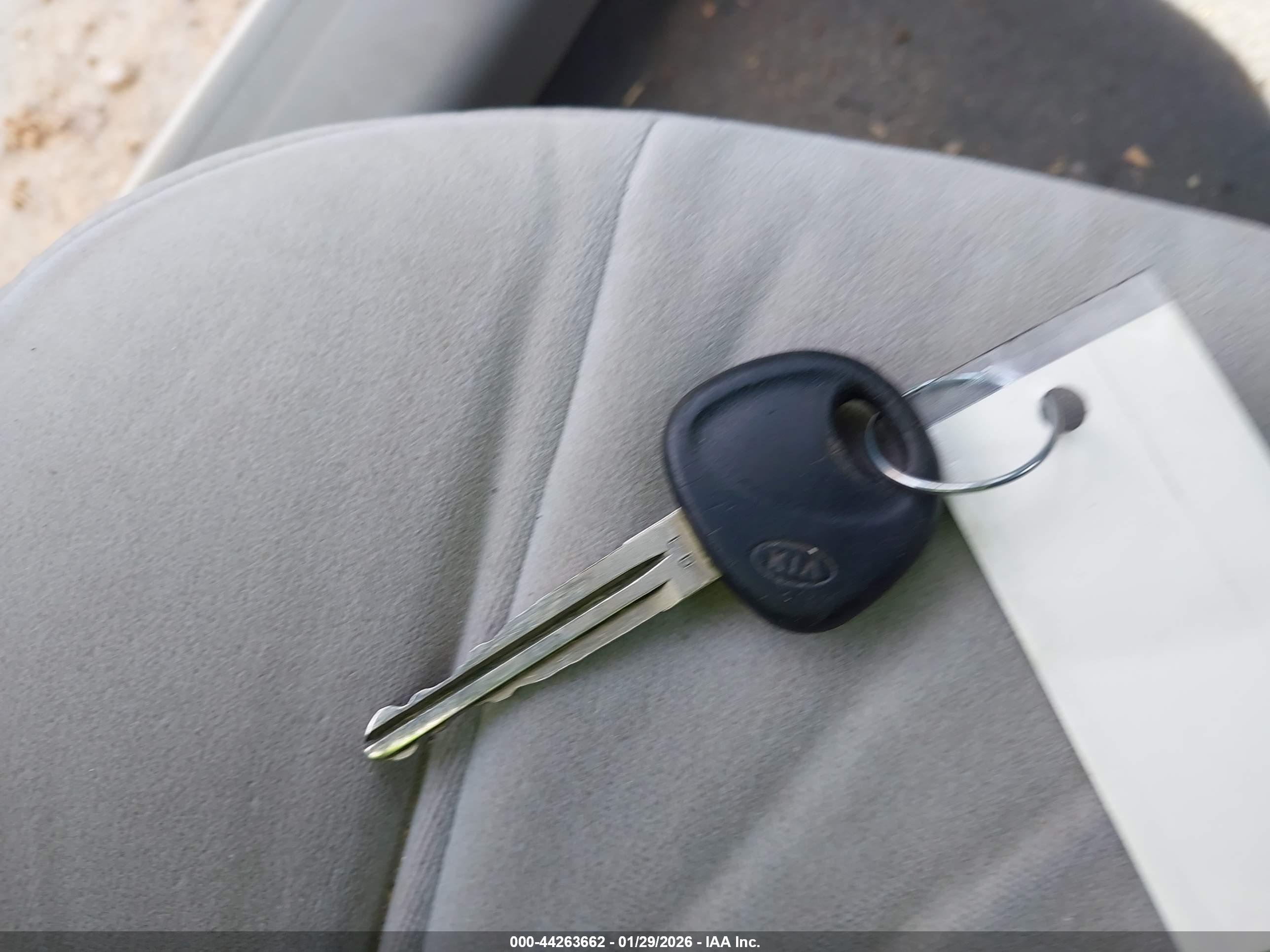 KIA SPECTRA image 11