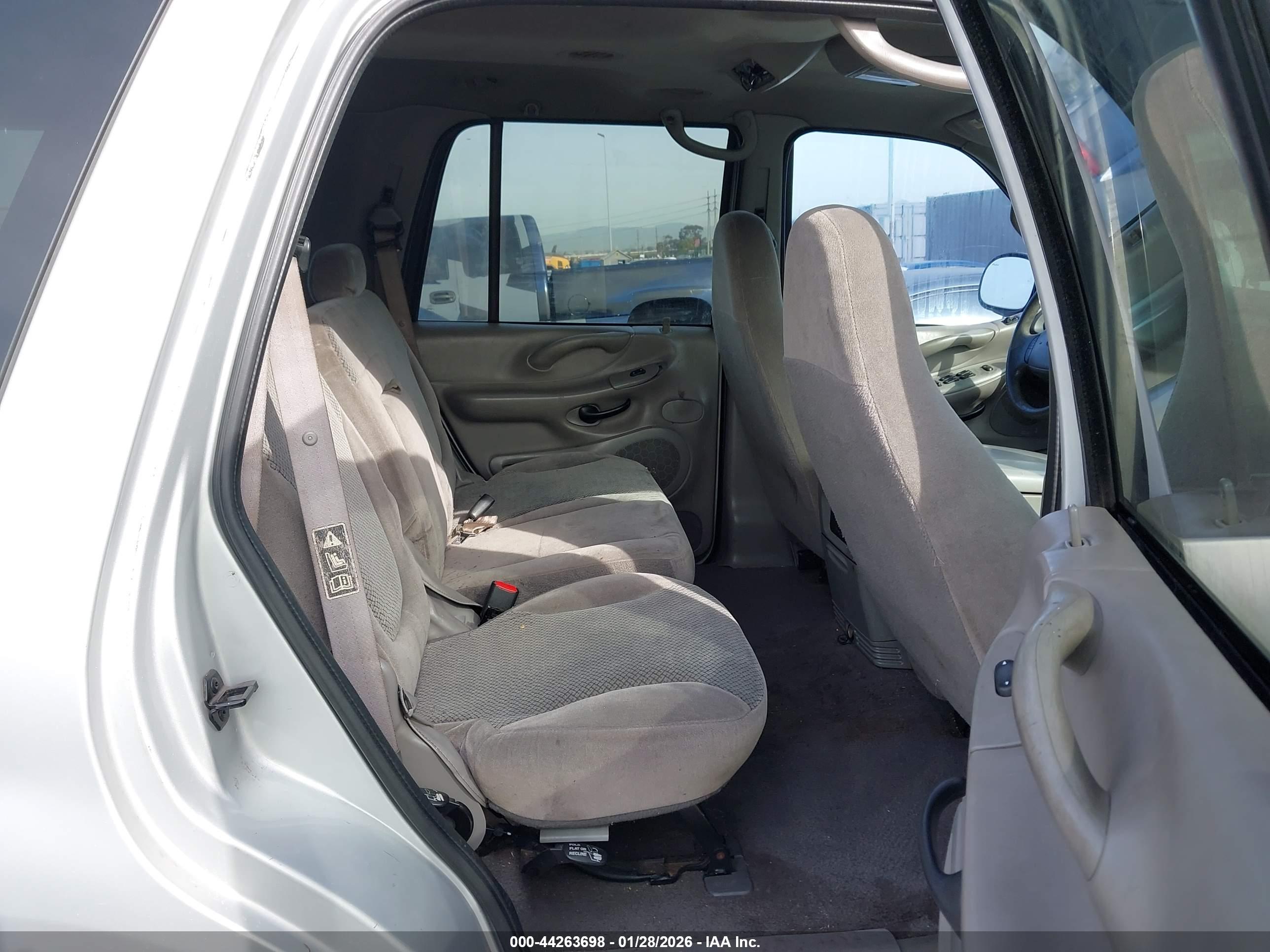 FORD EXPEDITION image 8