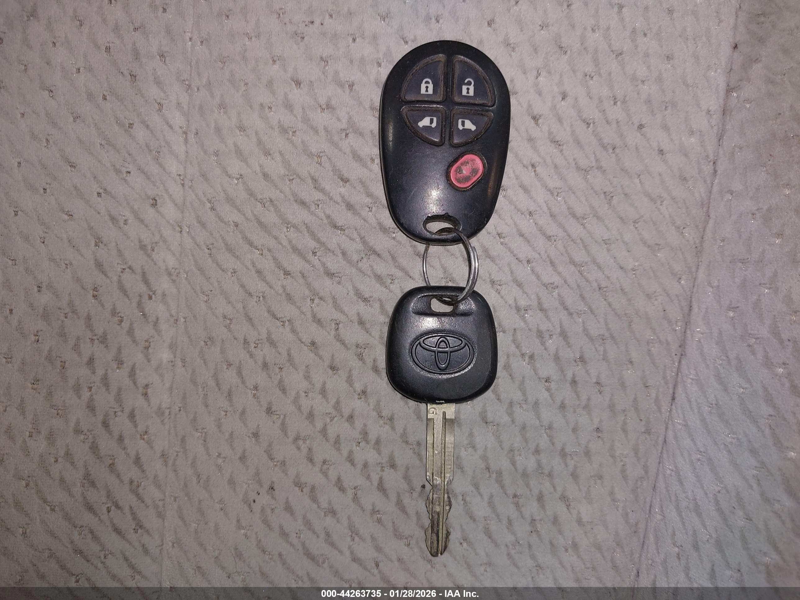 TOYOTA SIENNA image 11