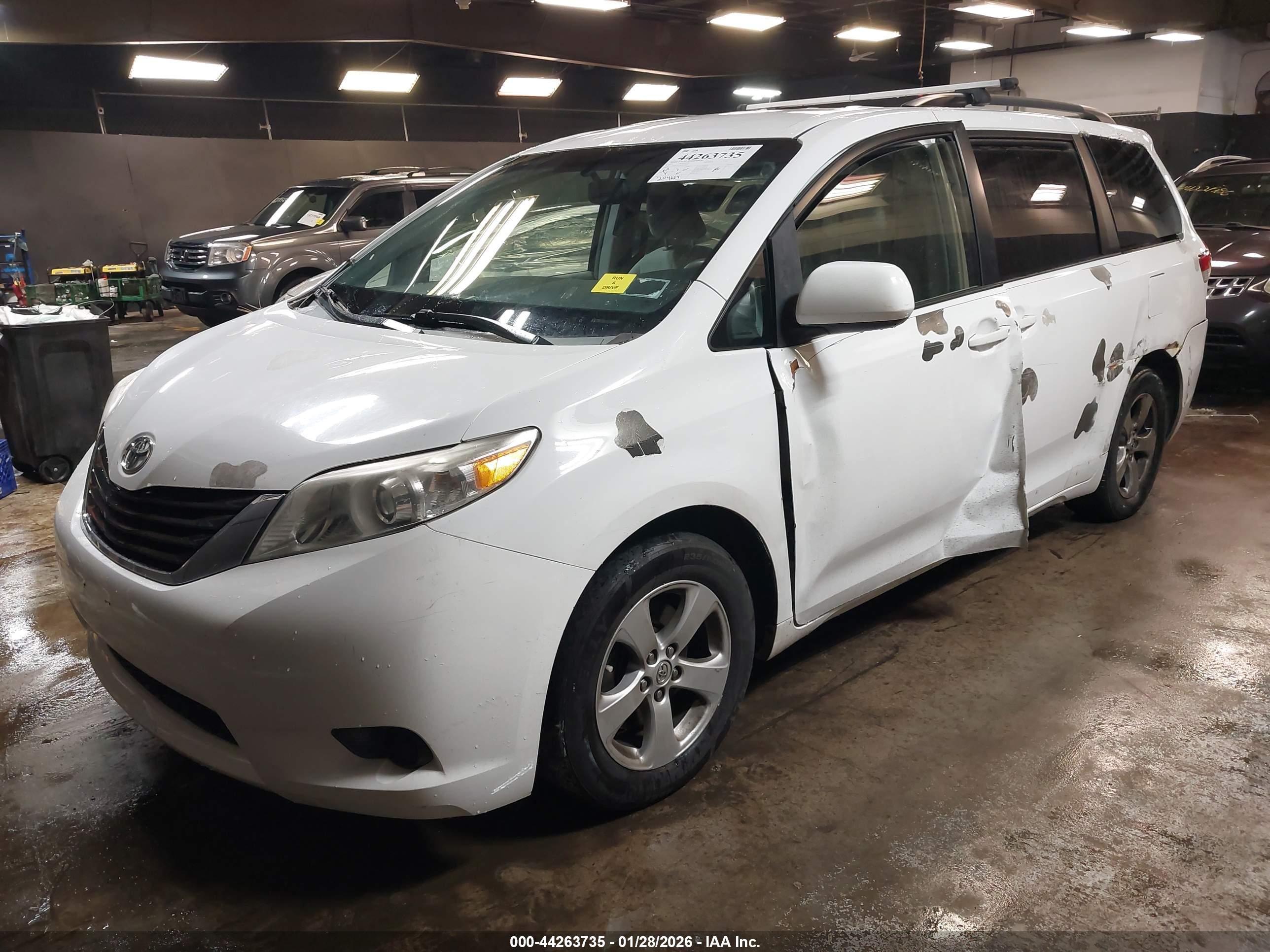 TOYOTA SIENNA image 2