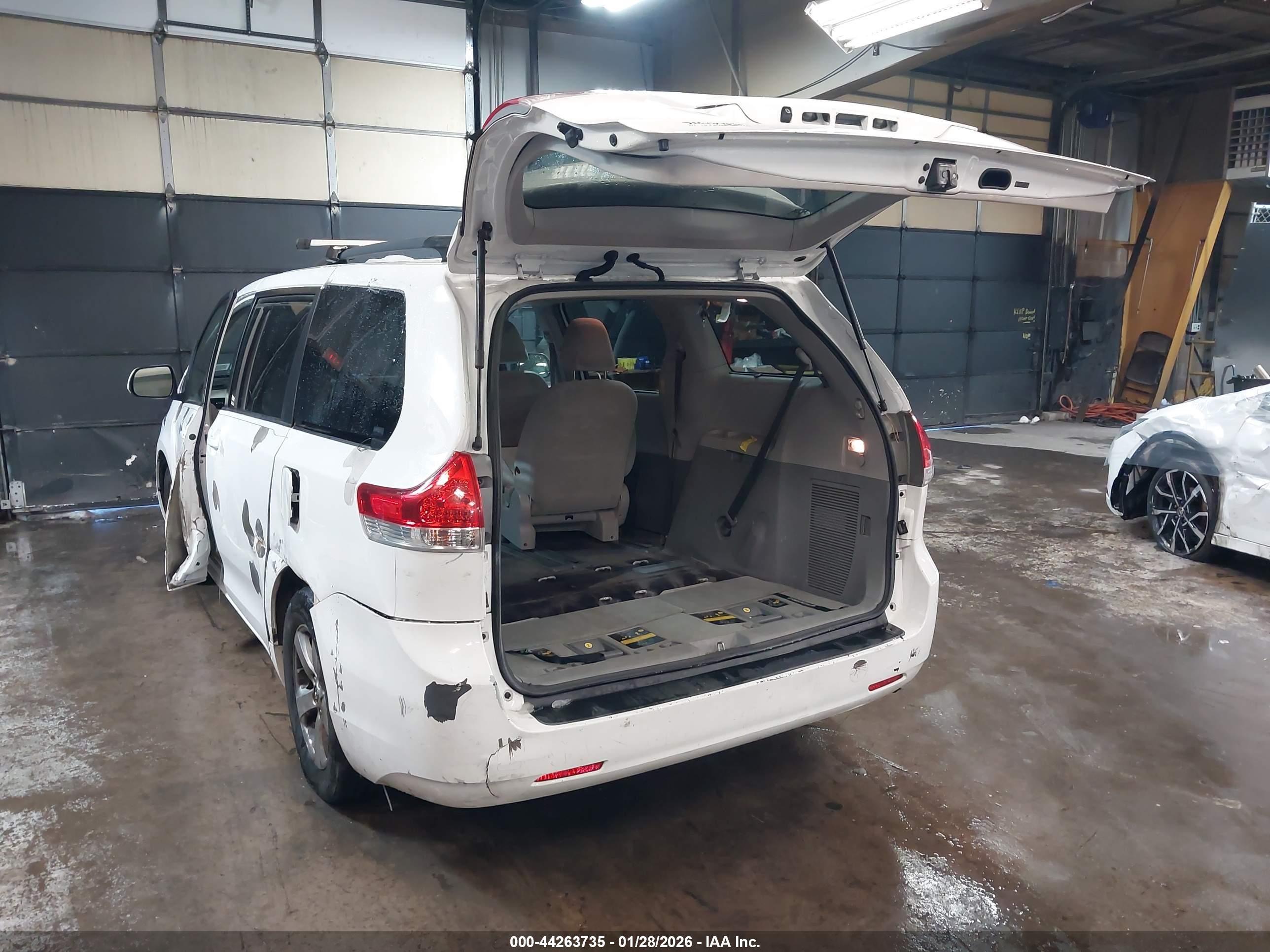 TOYOTA SIENNA image 3