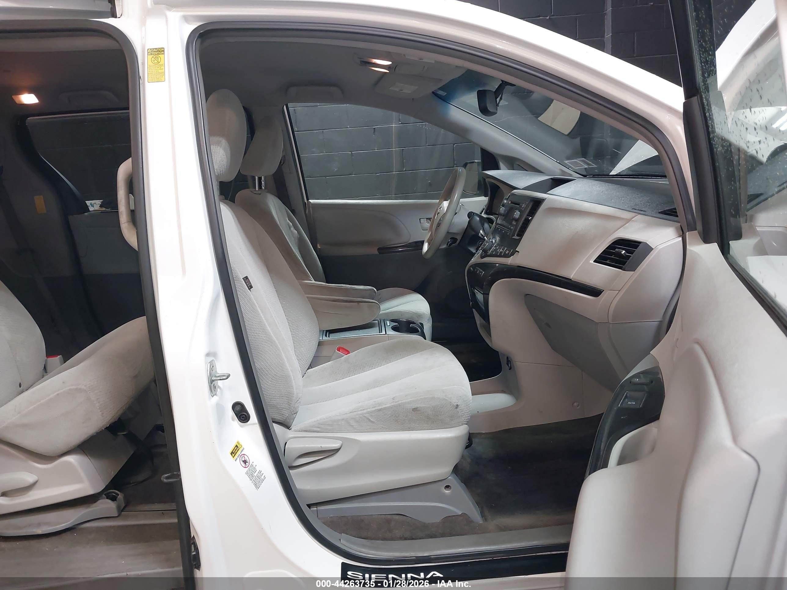 TOYOTA SIENNA image 5