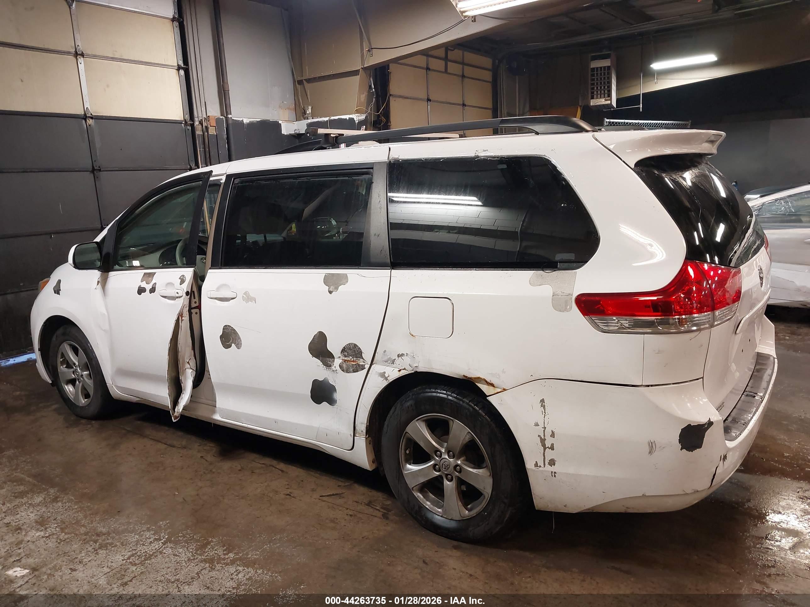 TOYOTA SIENNA image 6