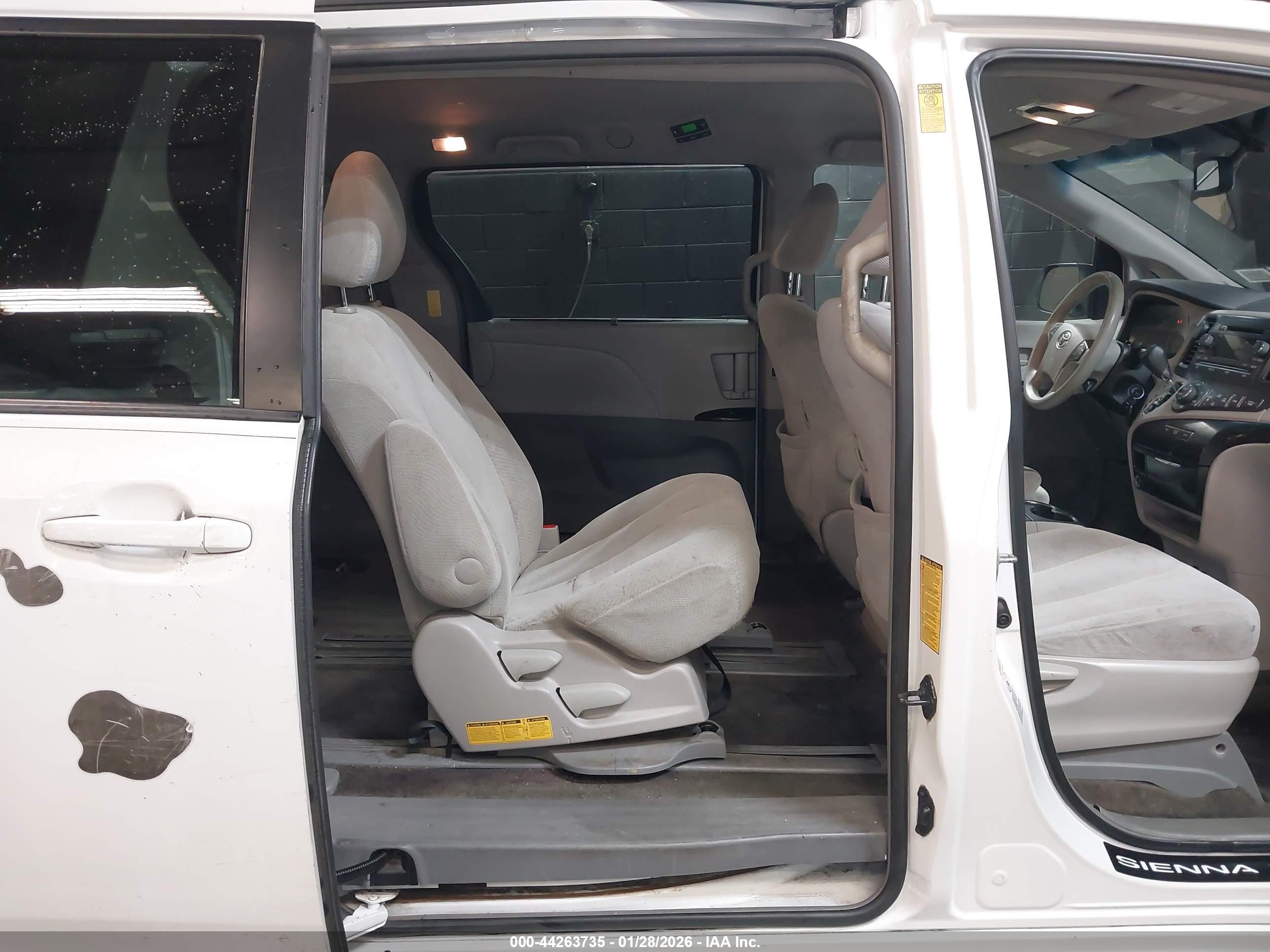 TOYOTA SIENNA image 8