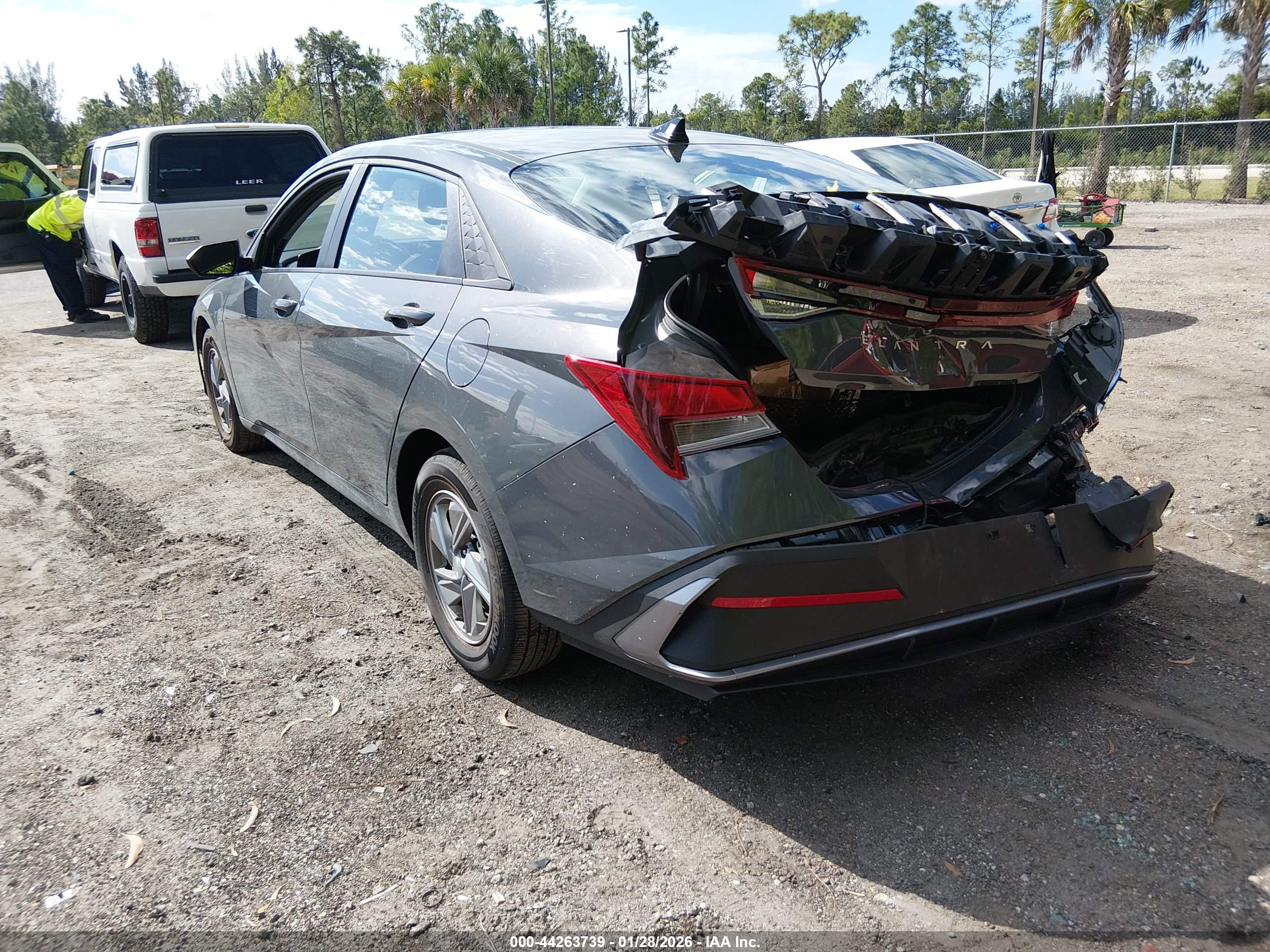HYUNDAI ELANTRA image 3