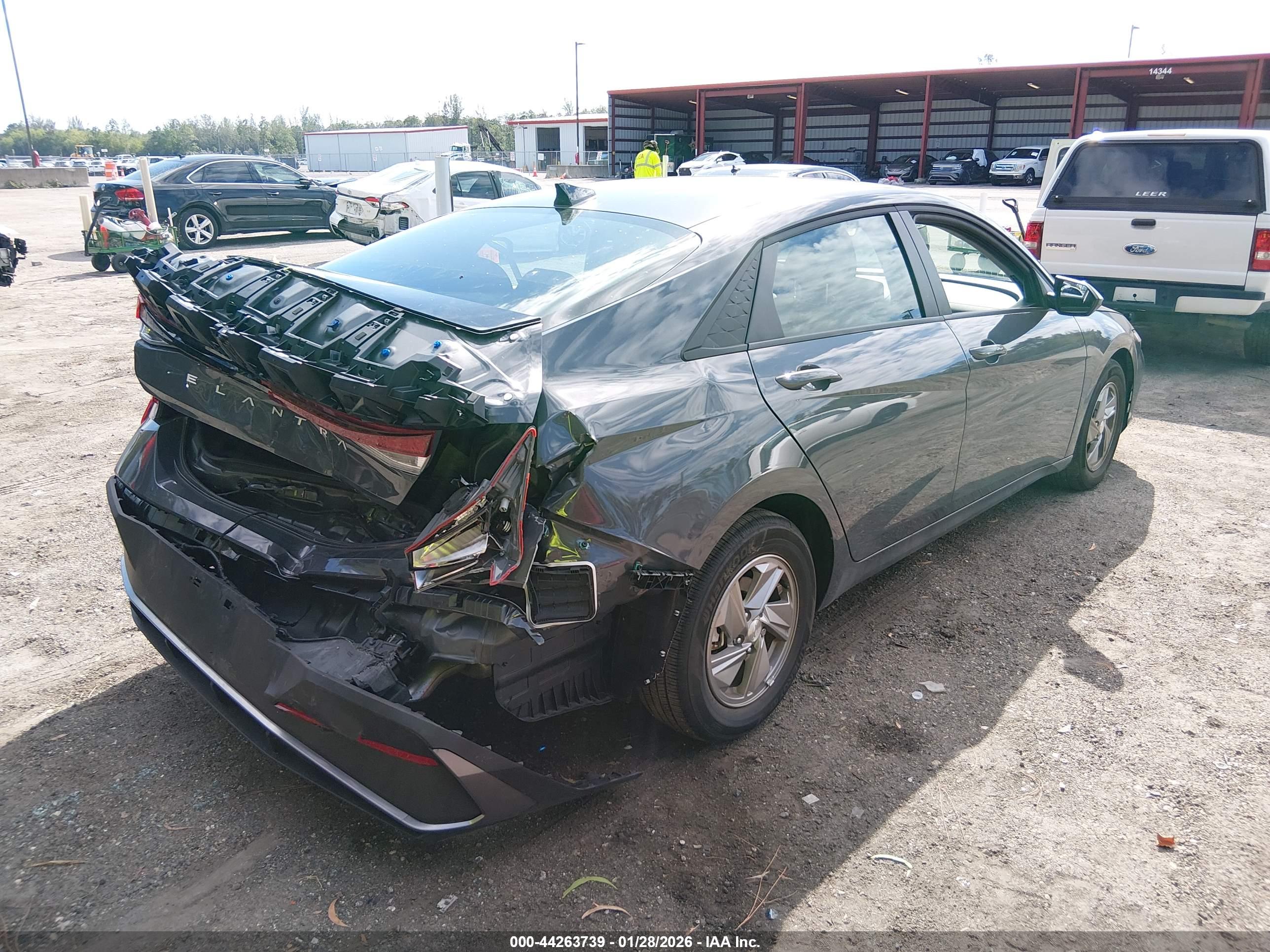 HYUNDAI ELANTRA image 4