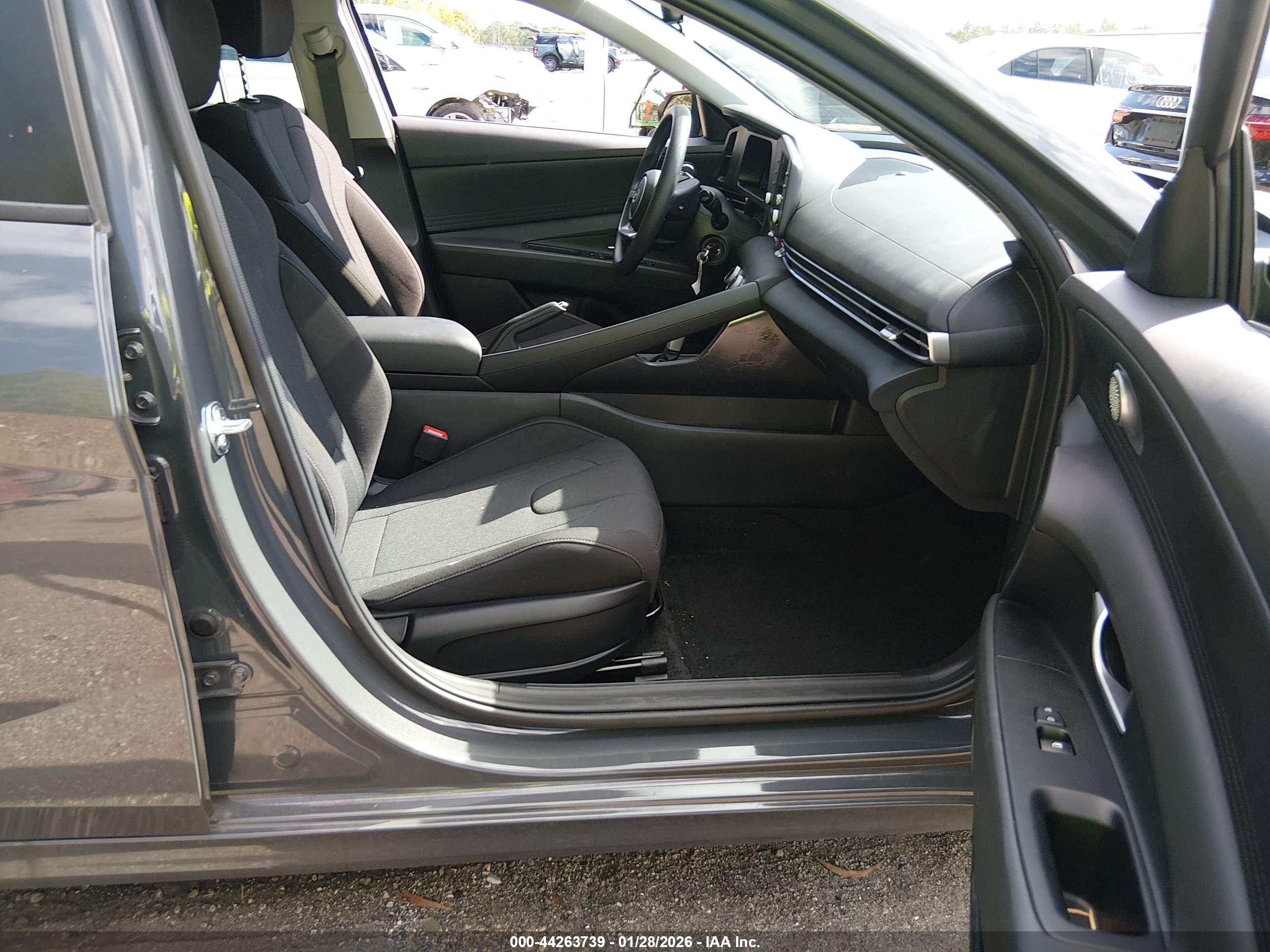 HYUNDAI ELANTRA image 5