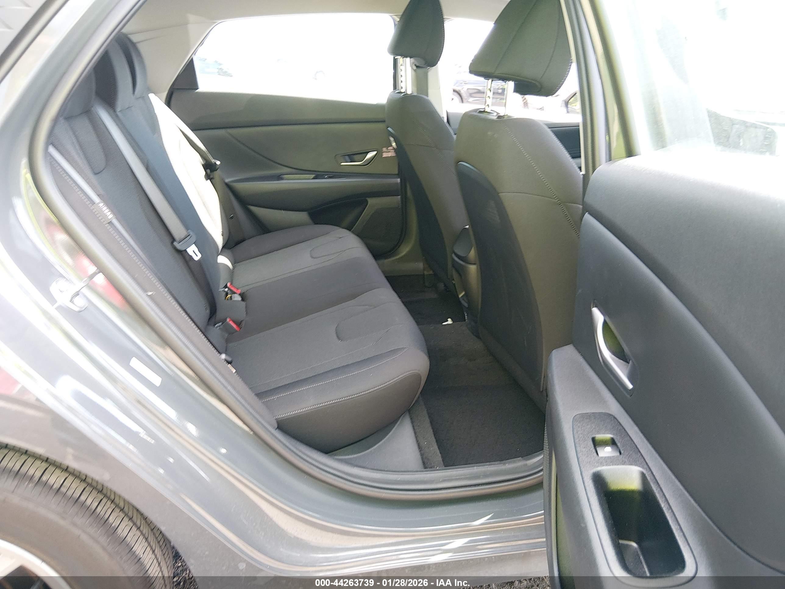 HYUNDAI ELANTRA image 8