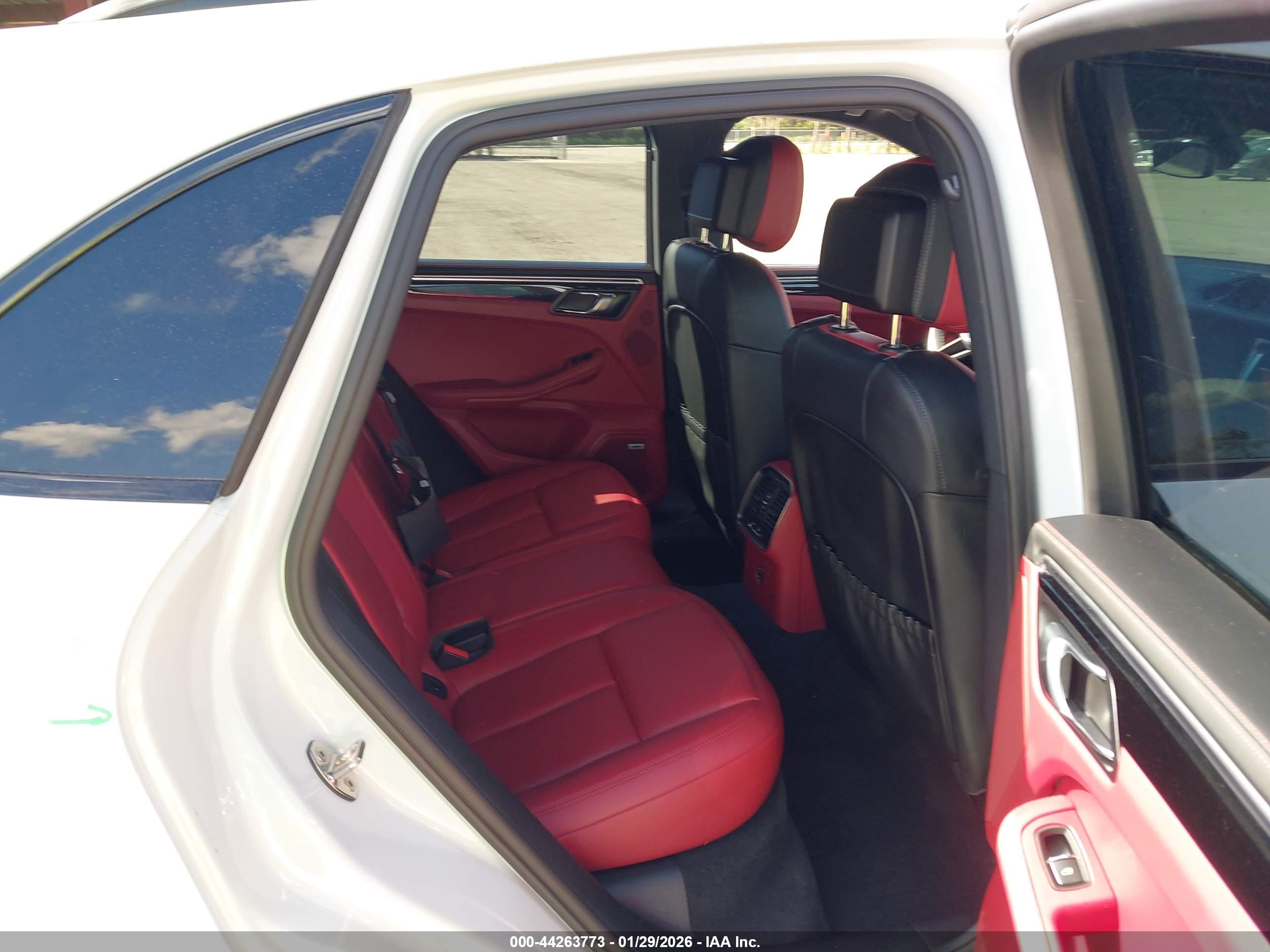 PORSCHE MACAN image 8